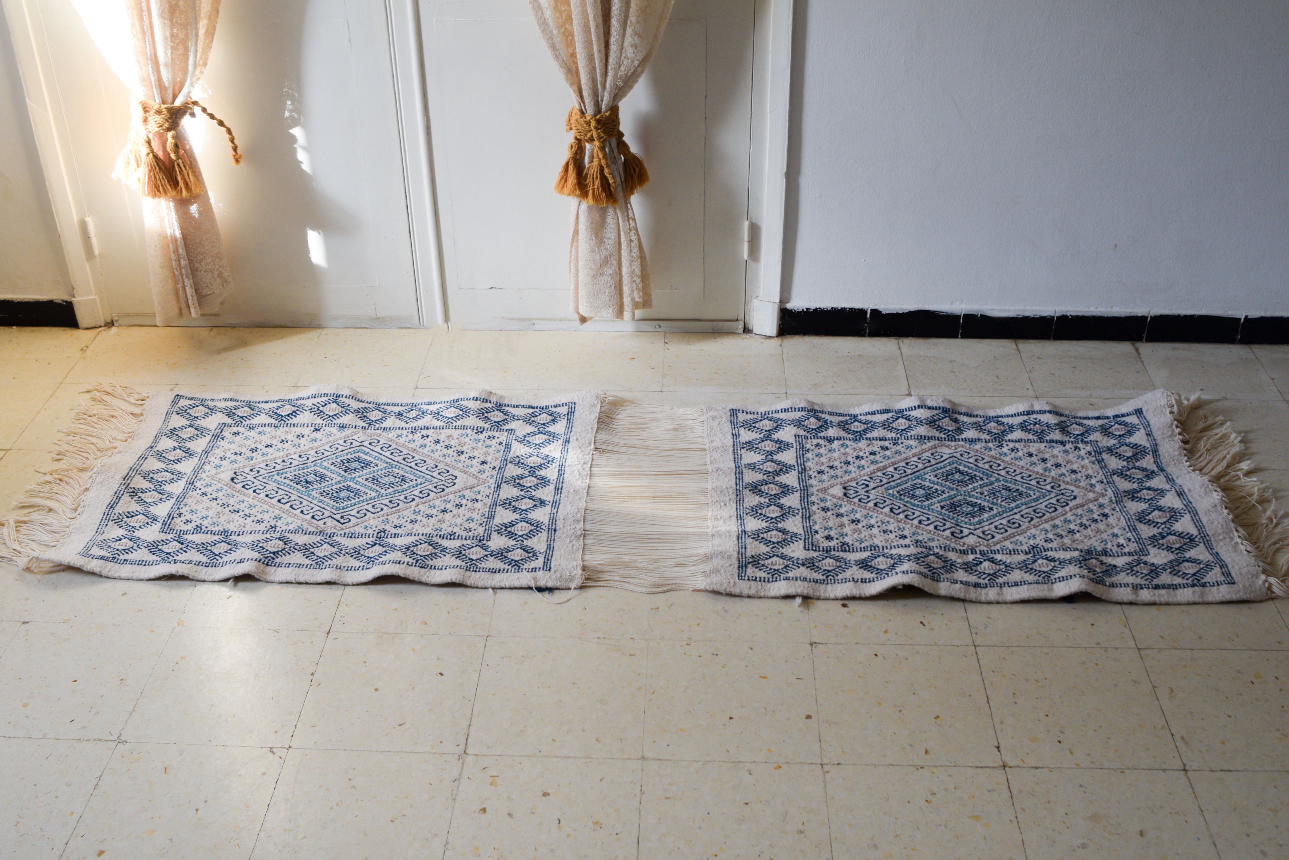 Tapis en Laine Tissé à la Main – Motifs Berbères Bleu et Écru