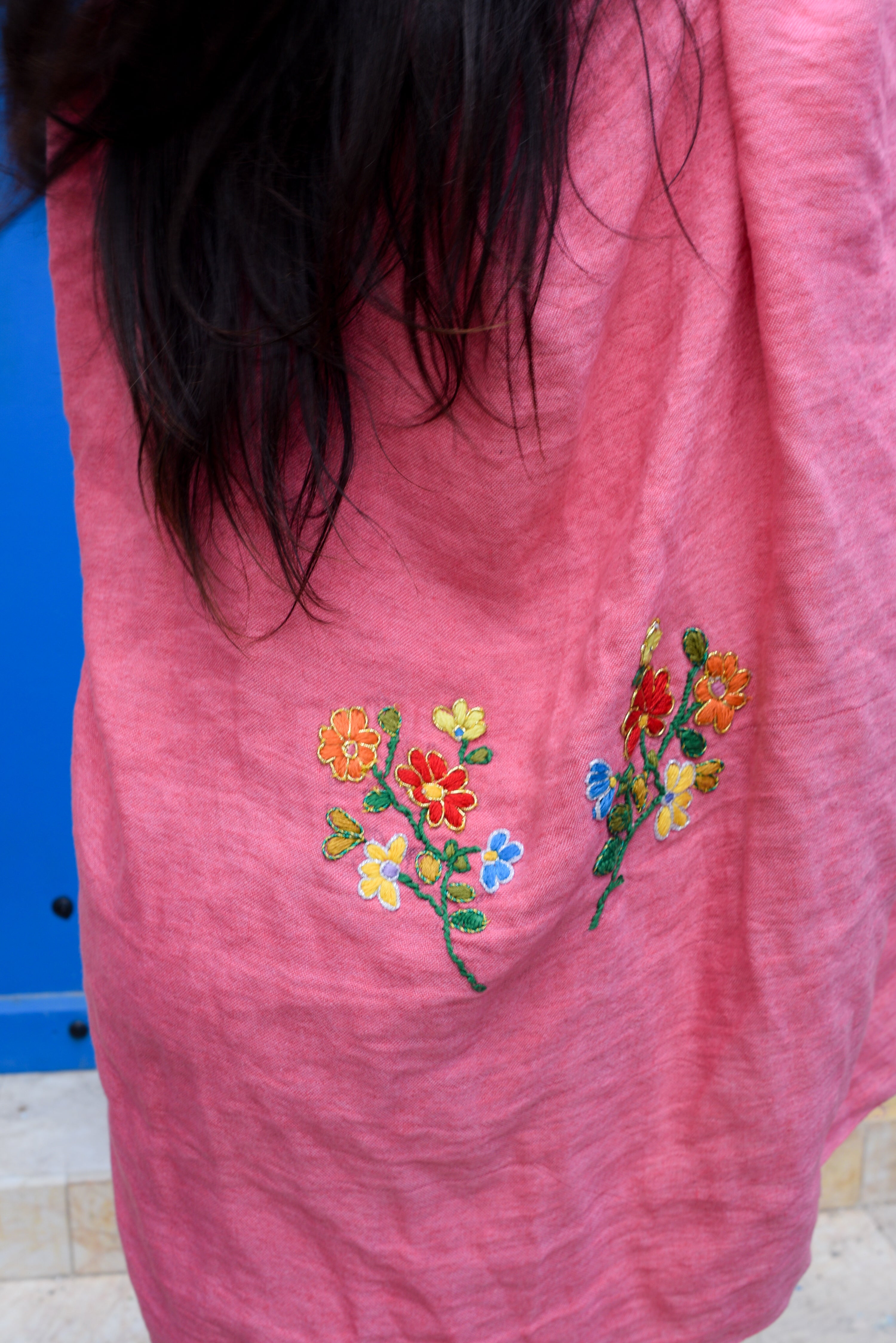 Cape rose brodée à la main