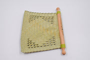 Éventail artisanal en feuilles et bois de palmier