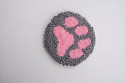Sous-tasse “Paw Love” – Empreinte Rose faite en Tufting