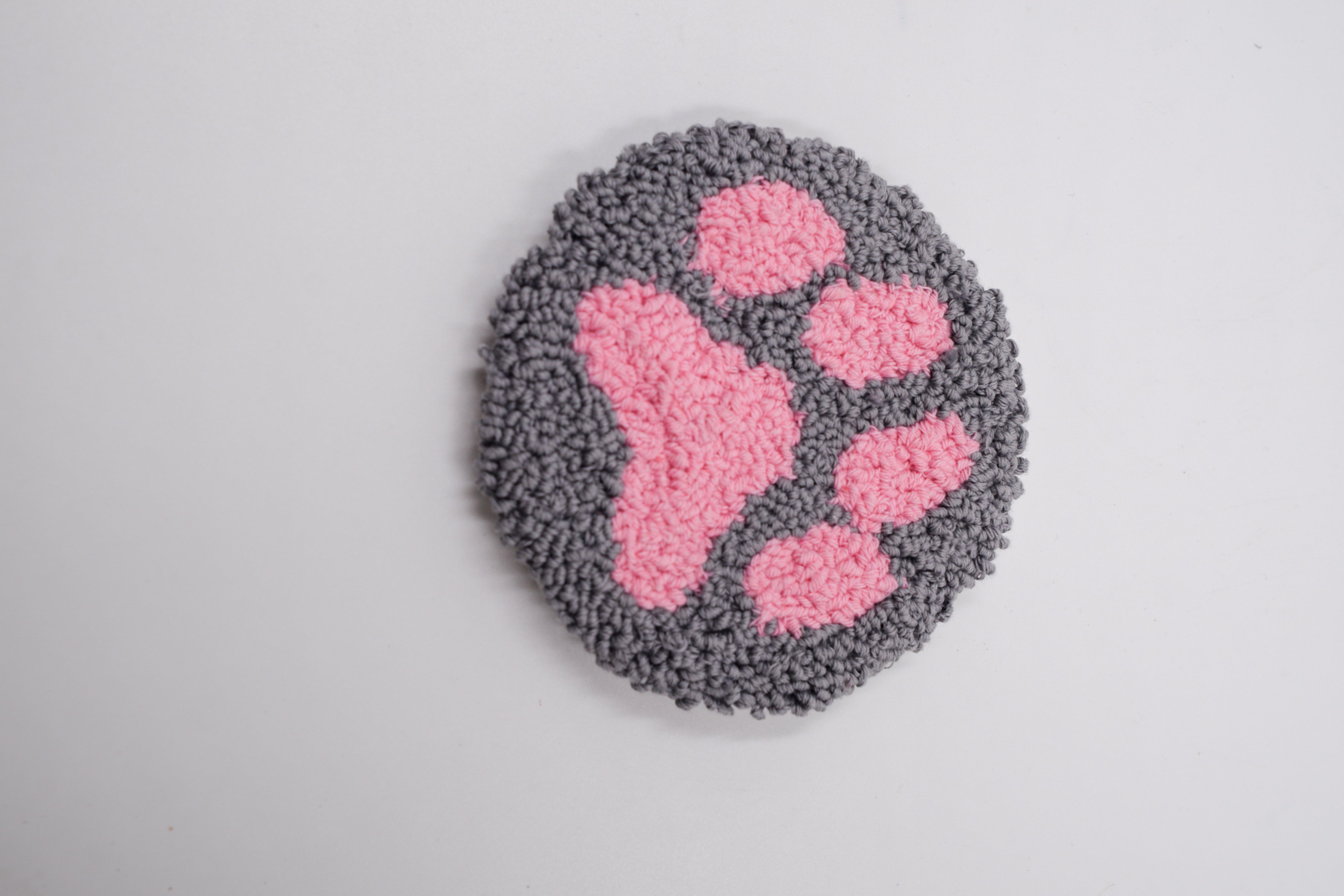 Sous-tasse “Paw Love” – Empreinte Rose faite en Tufting