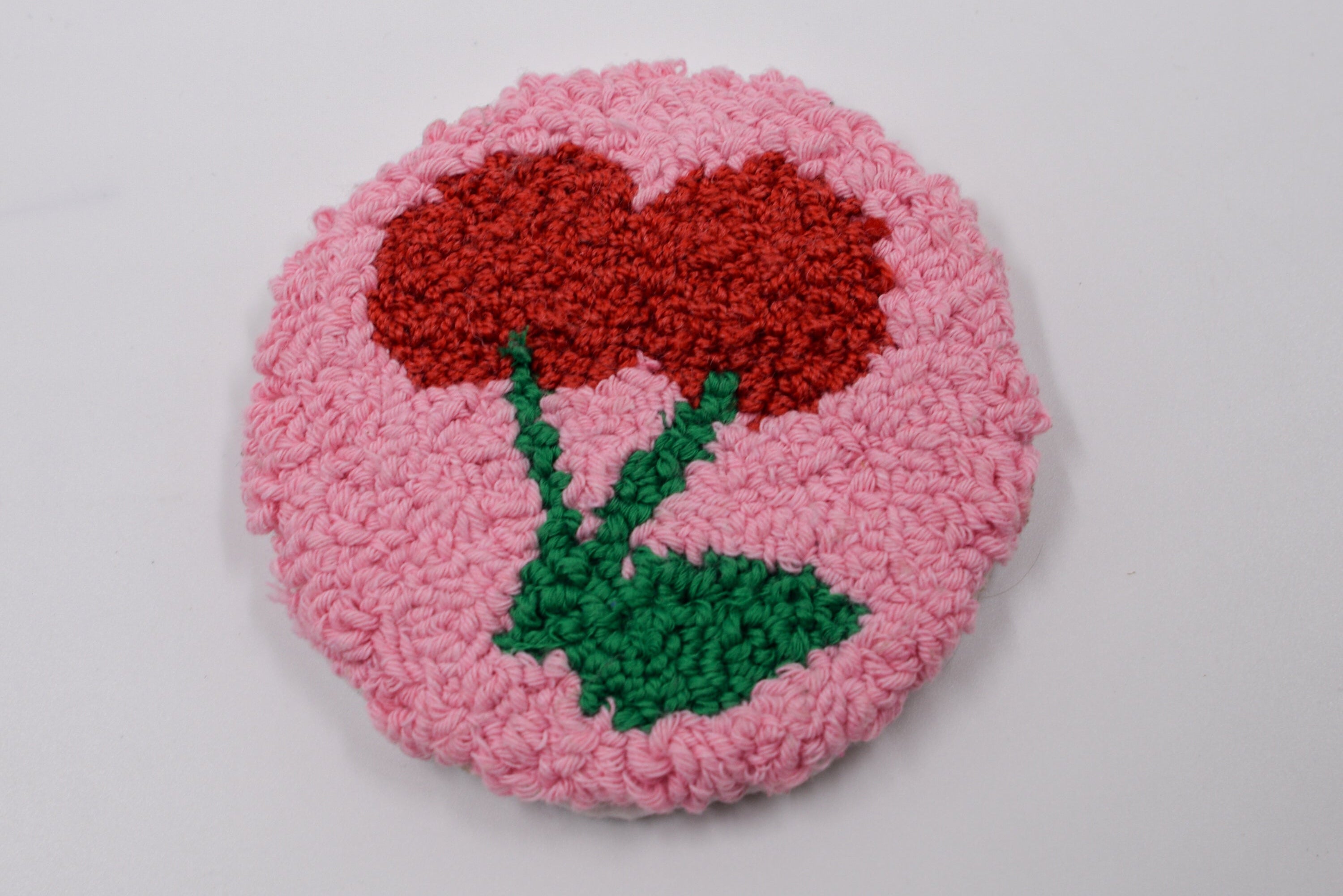 Sous-tasse “Cherry Pop” – Cerises Douces faite en Tufting