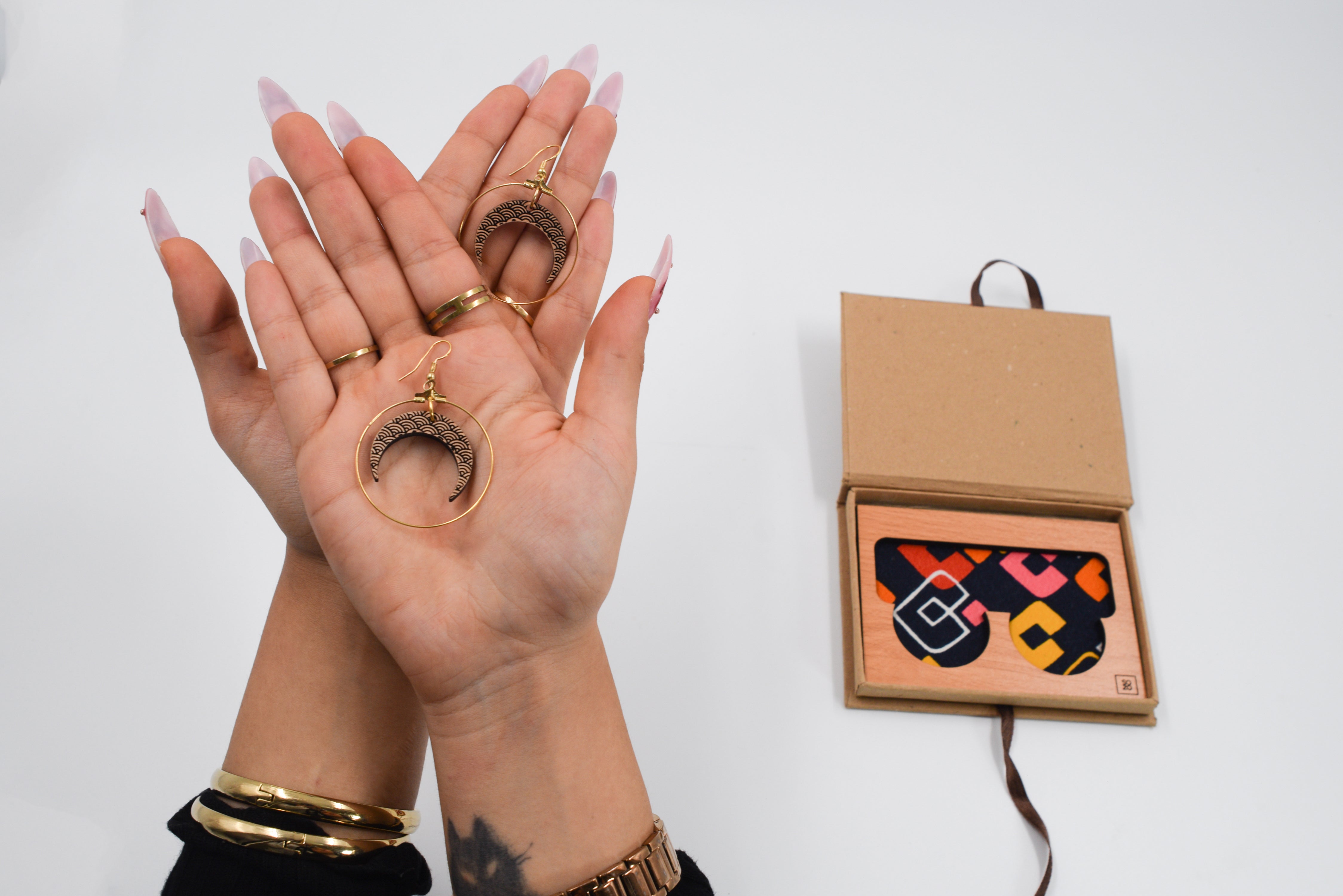 Boucles d’Oreilles Dorées en Lune avec Coffret en Bois