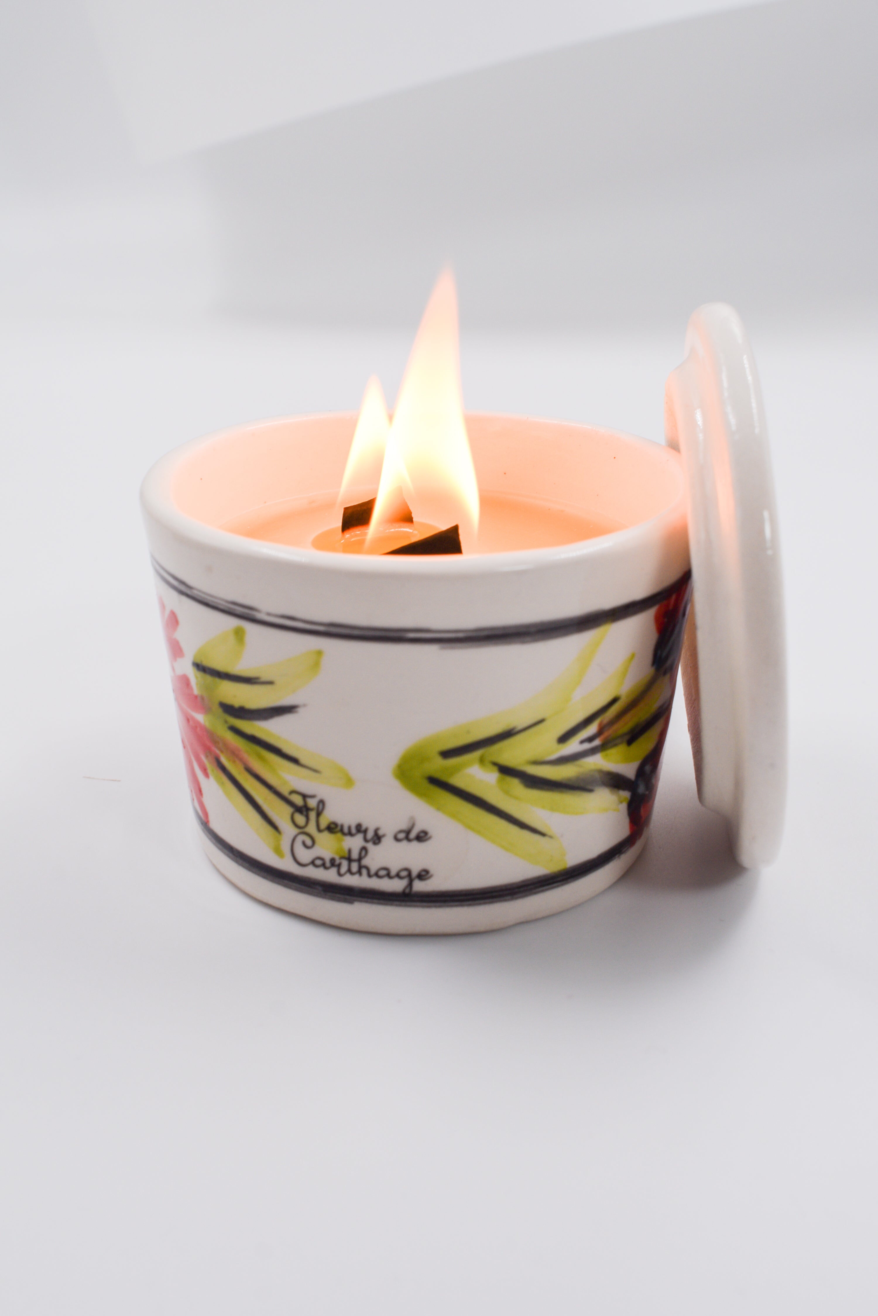 Bougie artisanale “Fleurs de Carthage” en pot céramique peint à la main