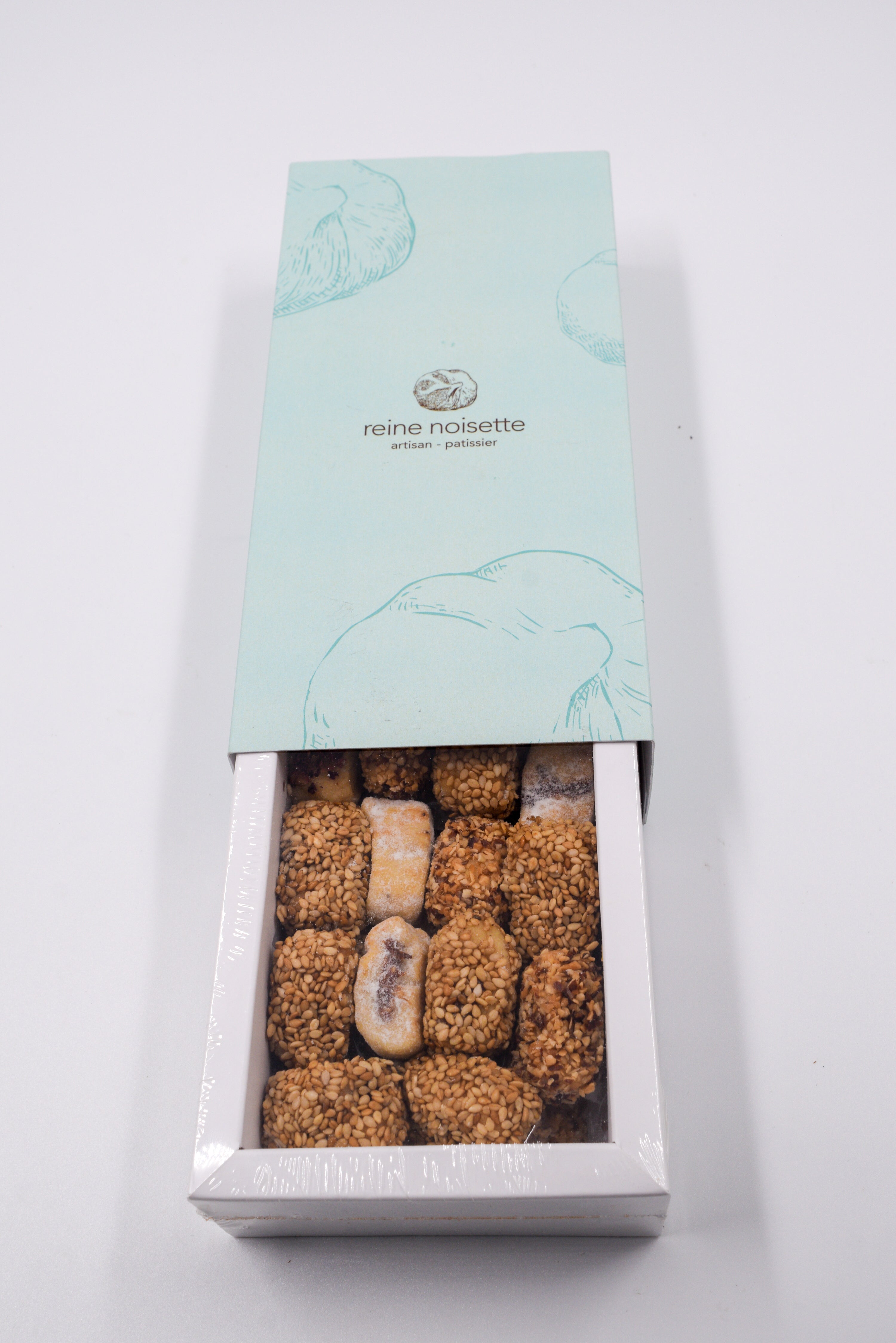 Coffret Makroud enrobés de sésame dorée et de pétales de rose