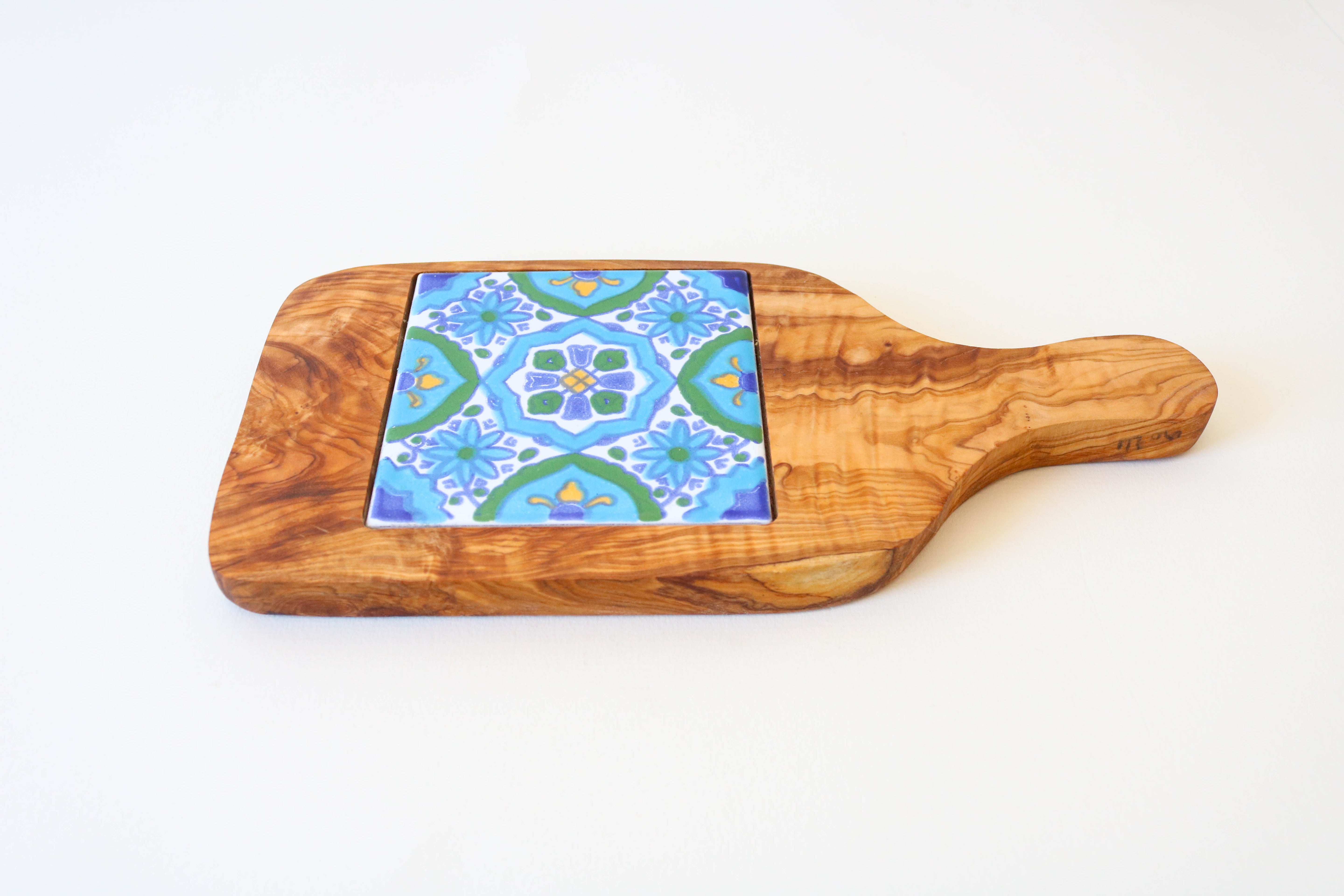 planche en bois d'olivier avec carreau en céramique