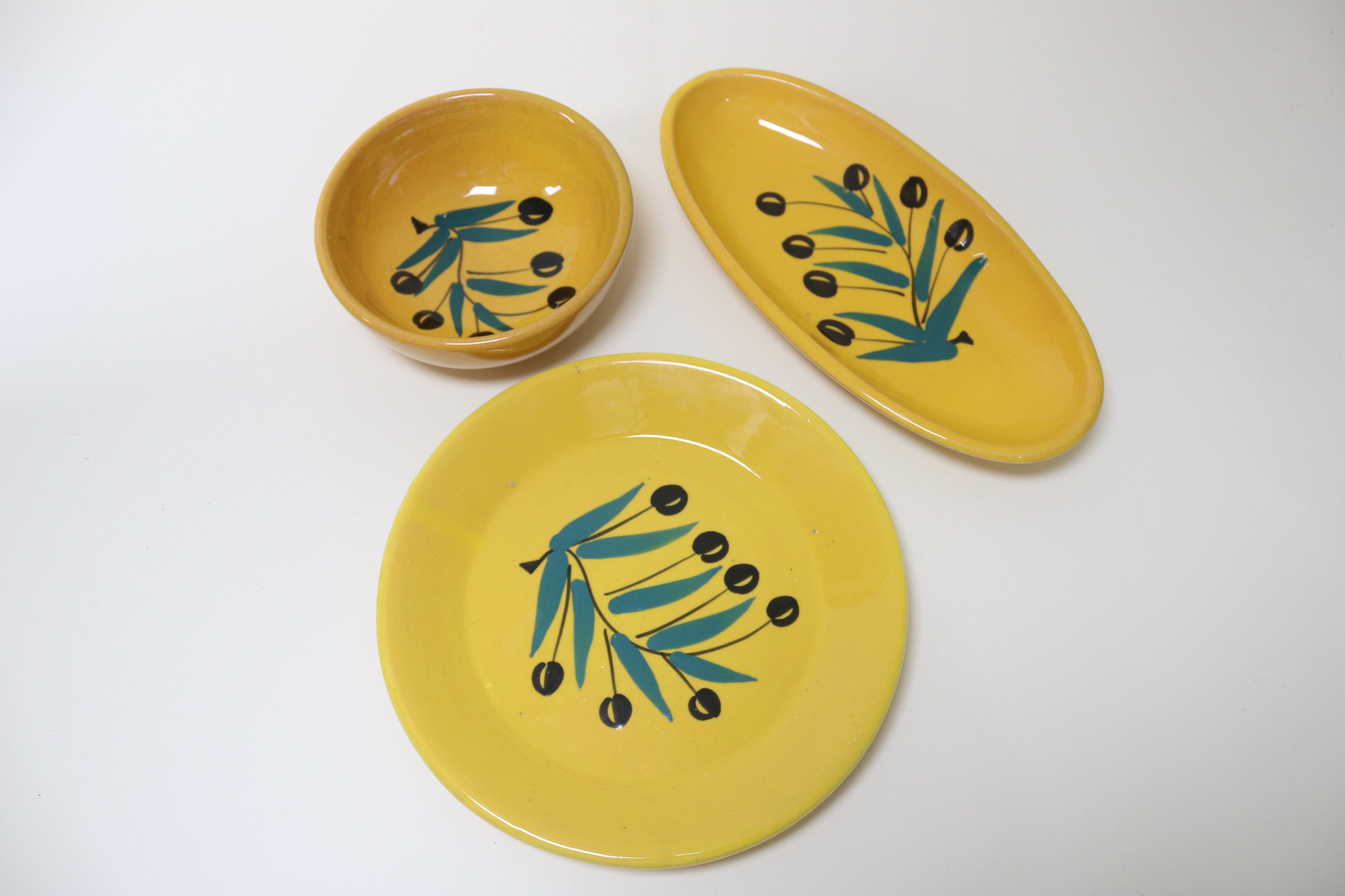 Ensemble de bol aperitif, bol de soupe et plat en ceramique