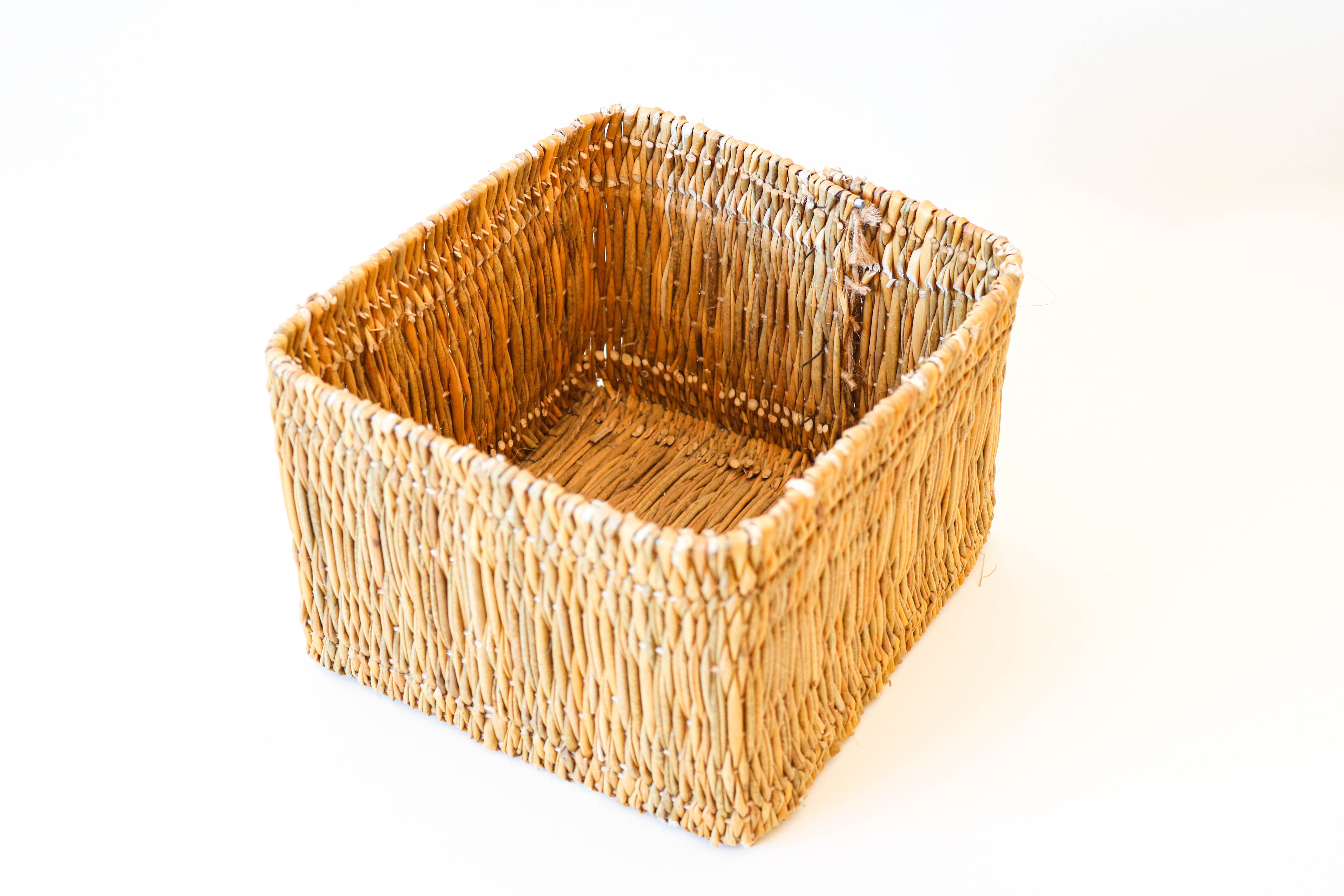 petite corbeille  en jonc naturel