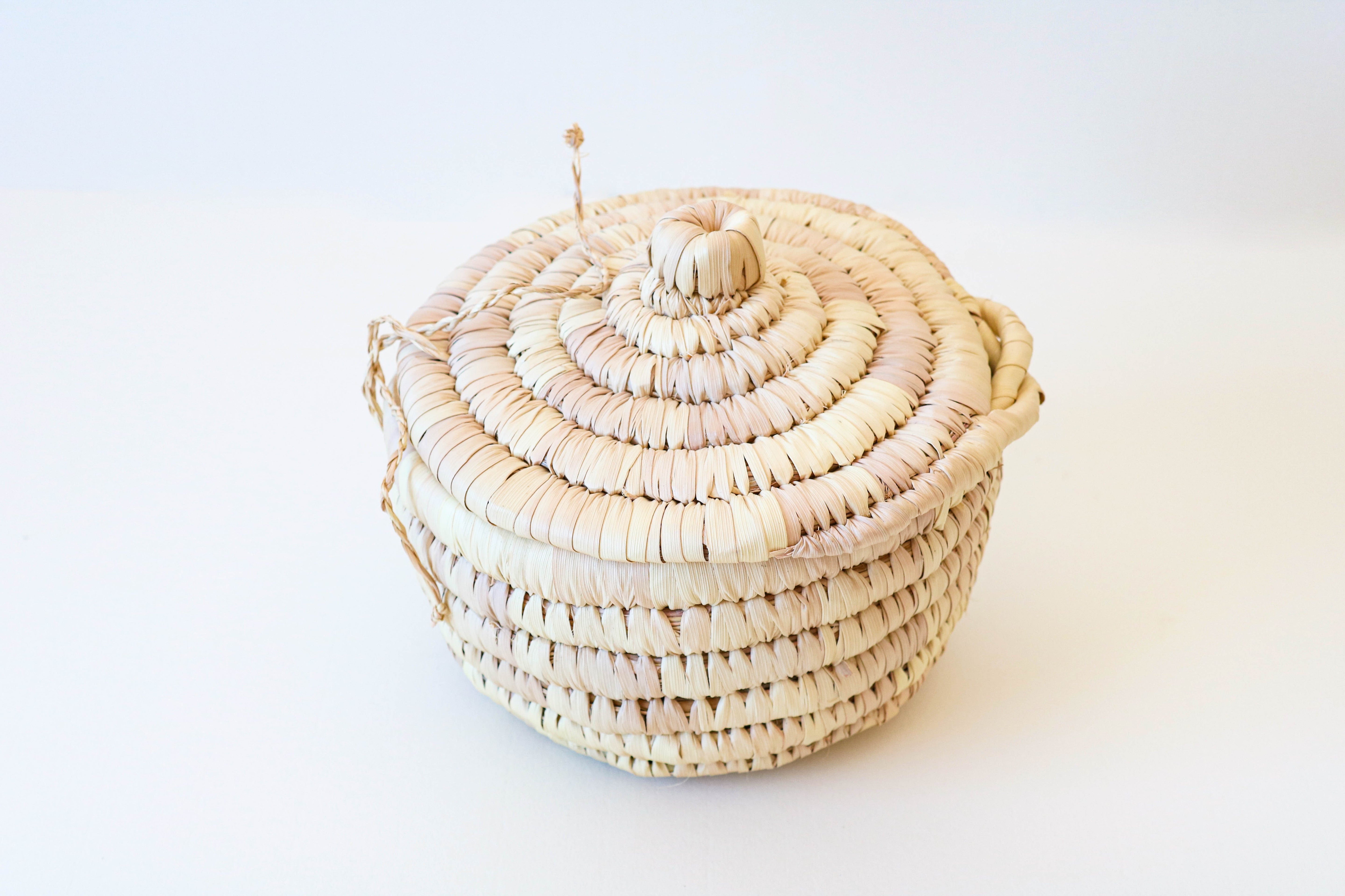 Petit panier avec couvercle en fibre de palmier