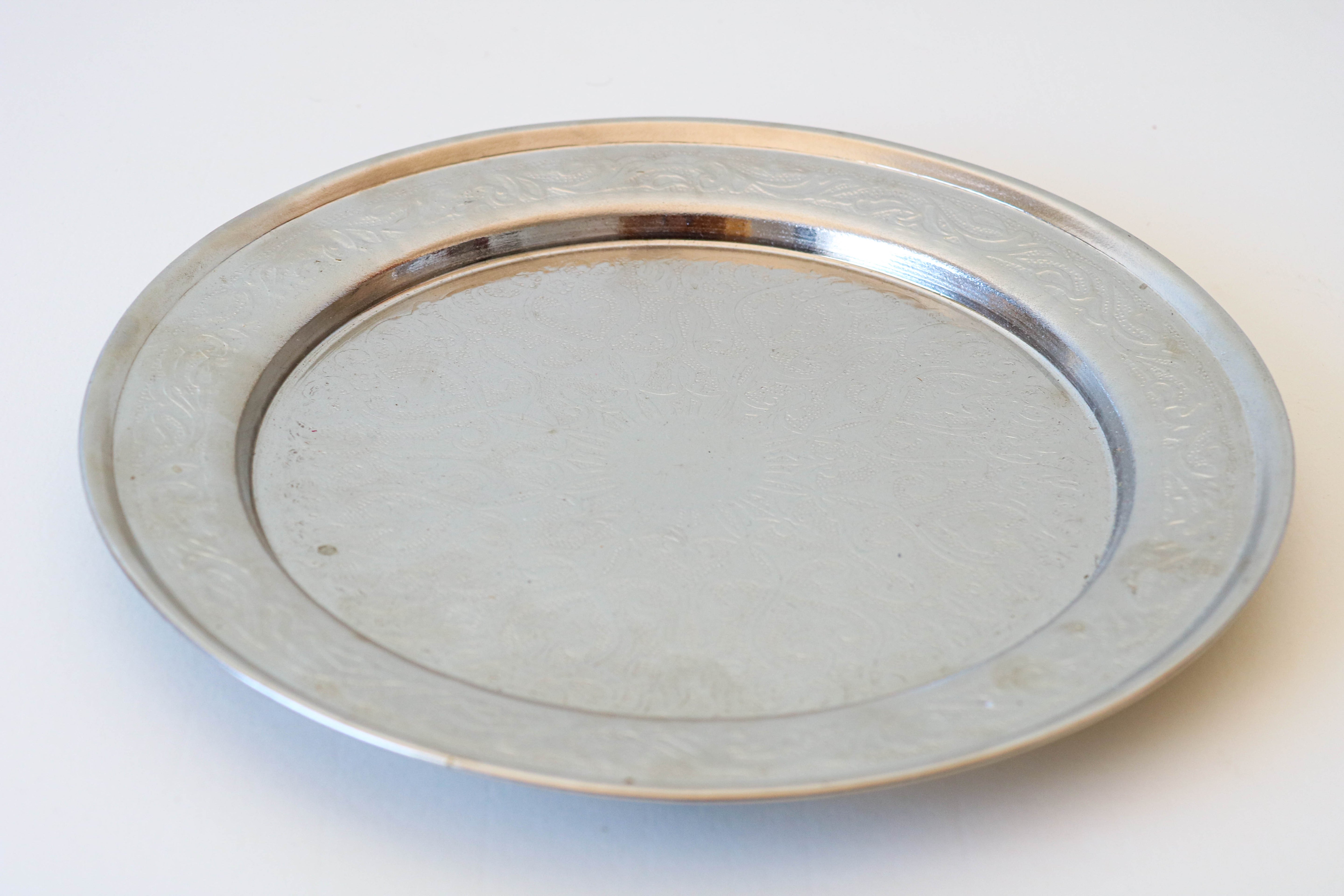 Plateau rond en cuivre martelé