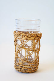Verre entouré de jonc tressé