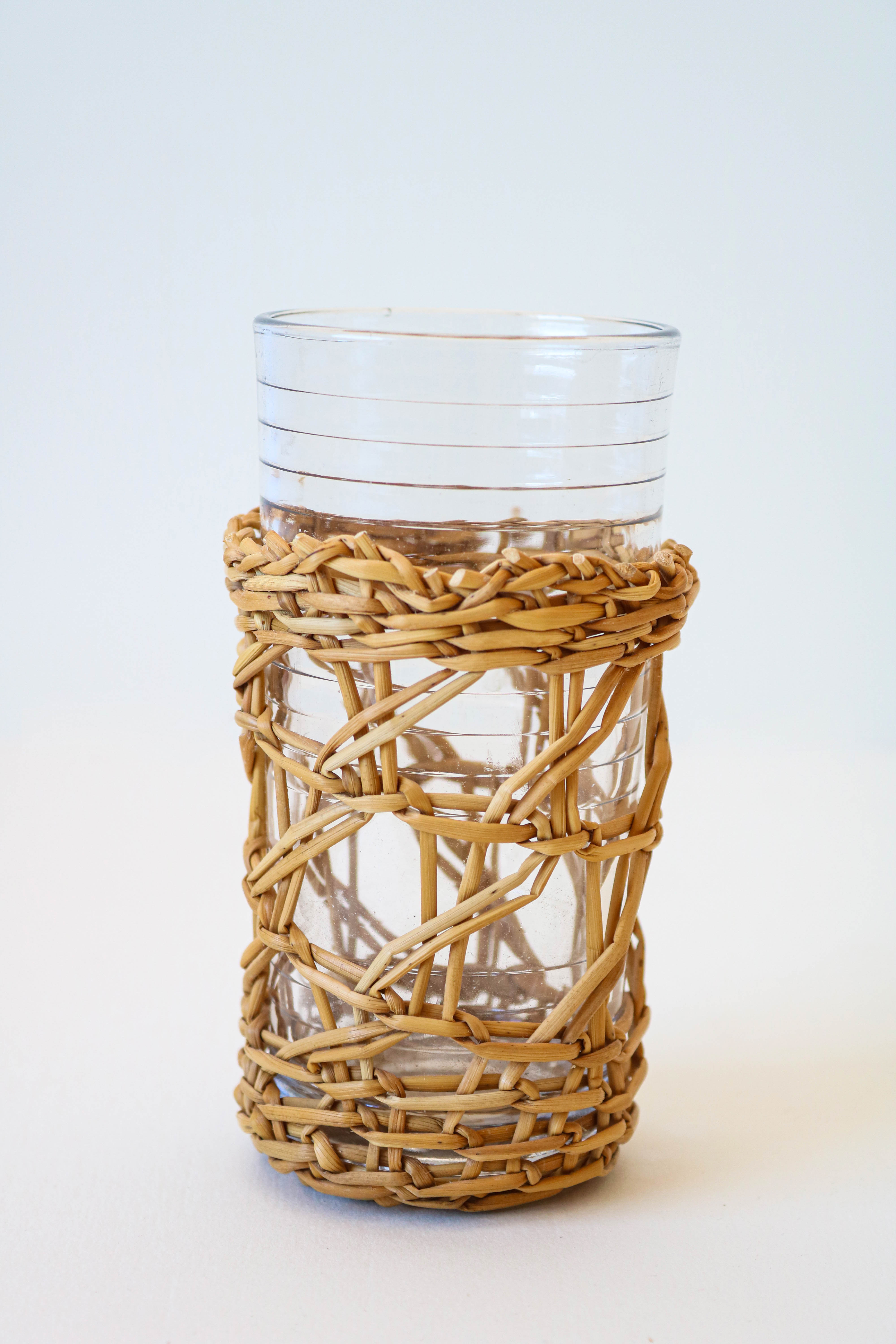 Verre entouré de jonc tressé