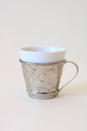 Tasse à café entouré de cuivre martelé