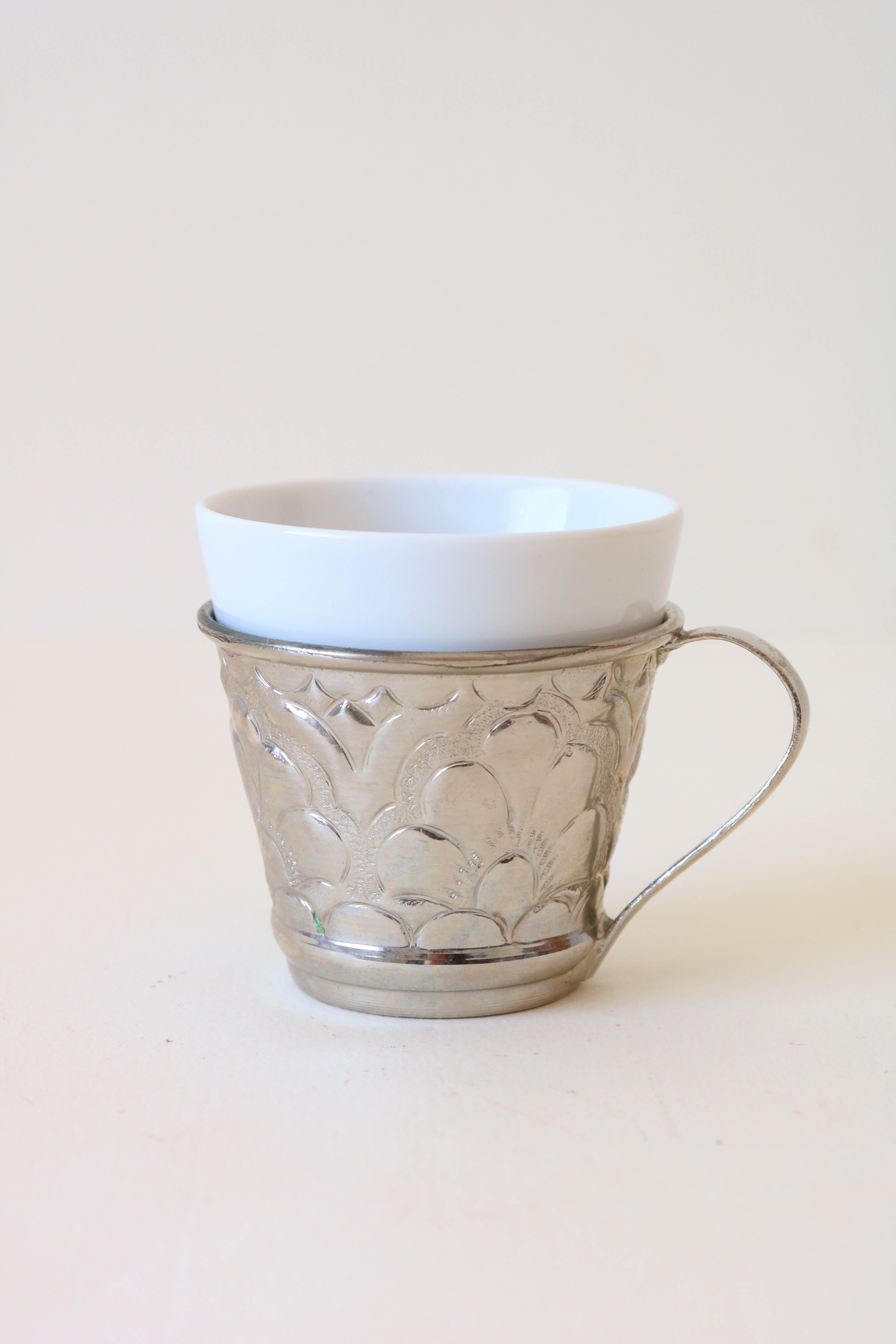 Tasse à café entouré de cuivre martelé