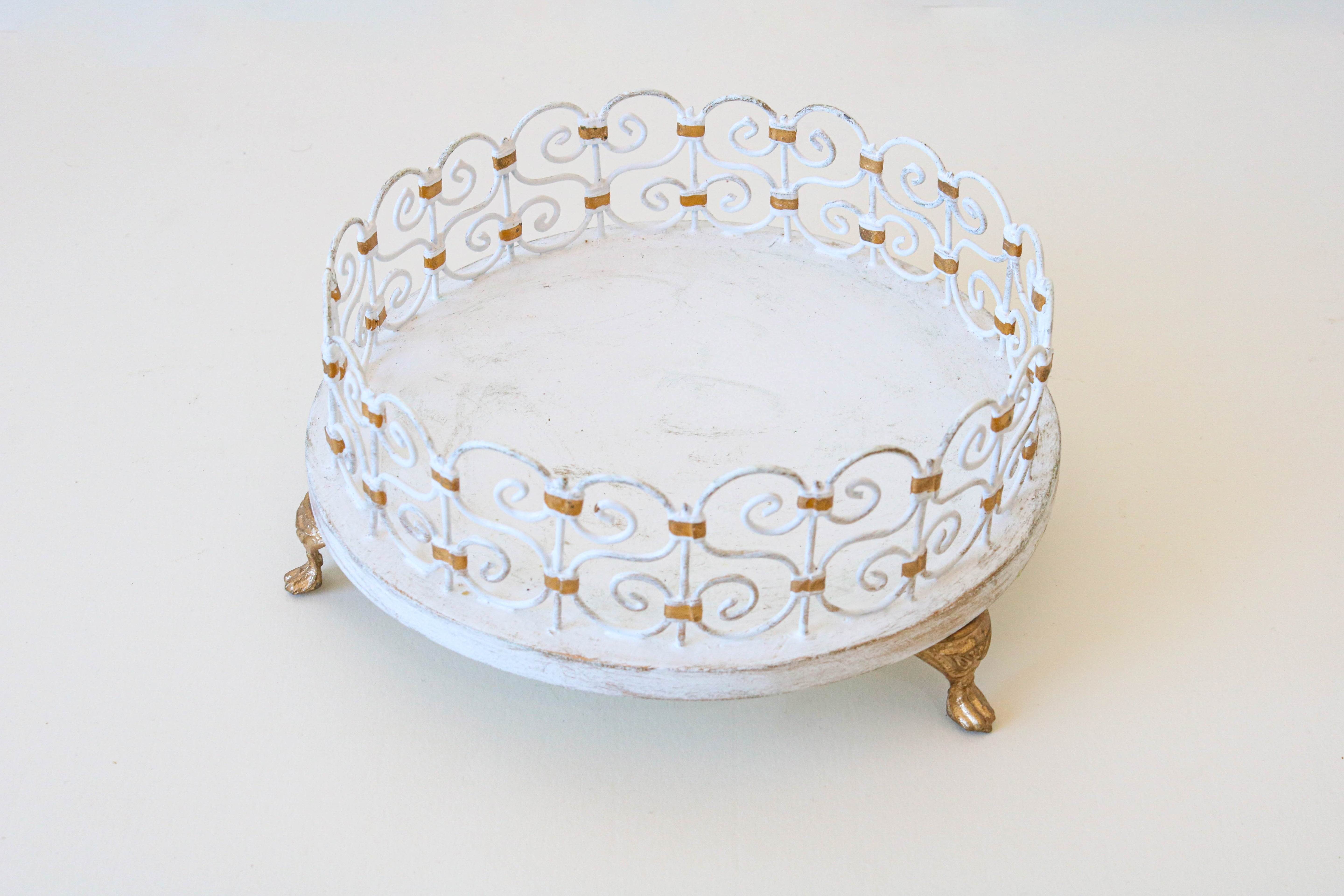 Présentoir à gâteau avec pieds en fer forger