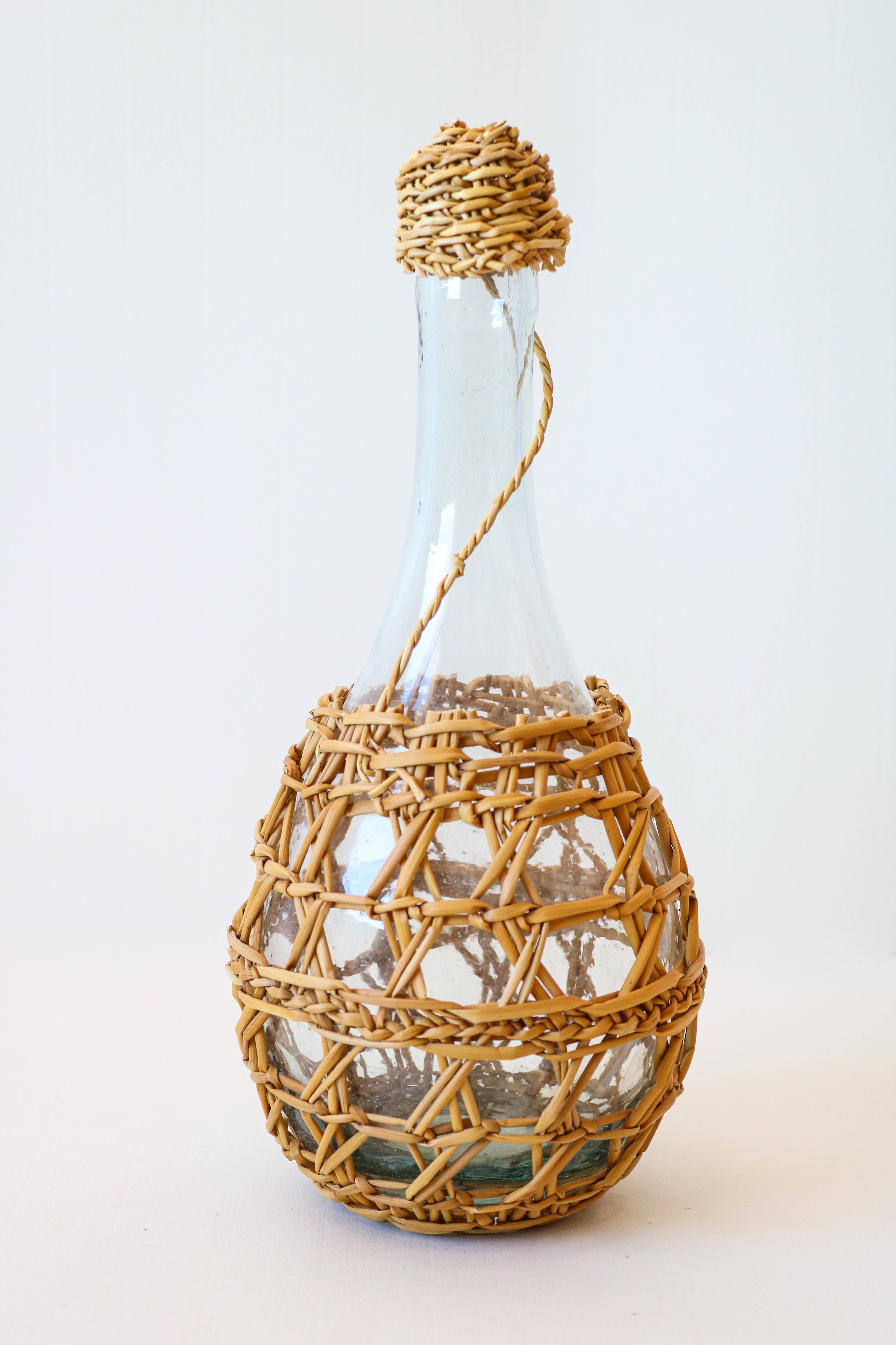 Carafe d´eau  entourée en jonc tressé