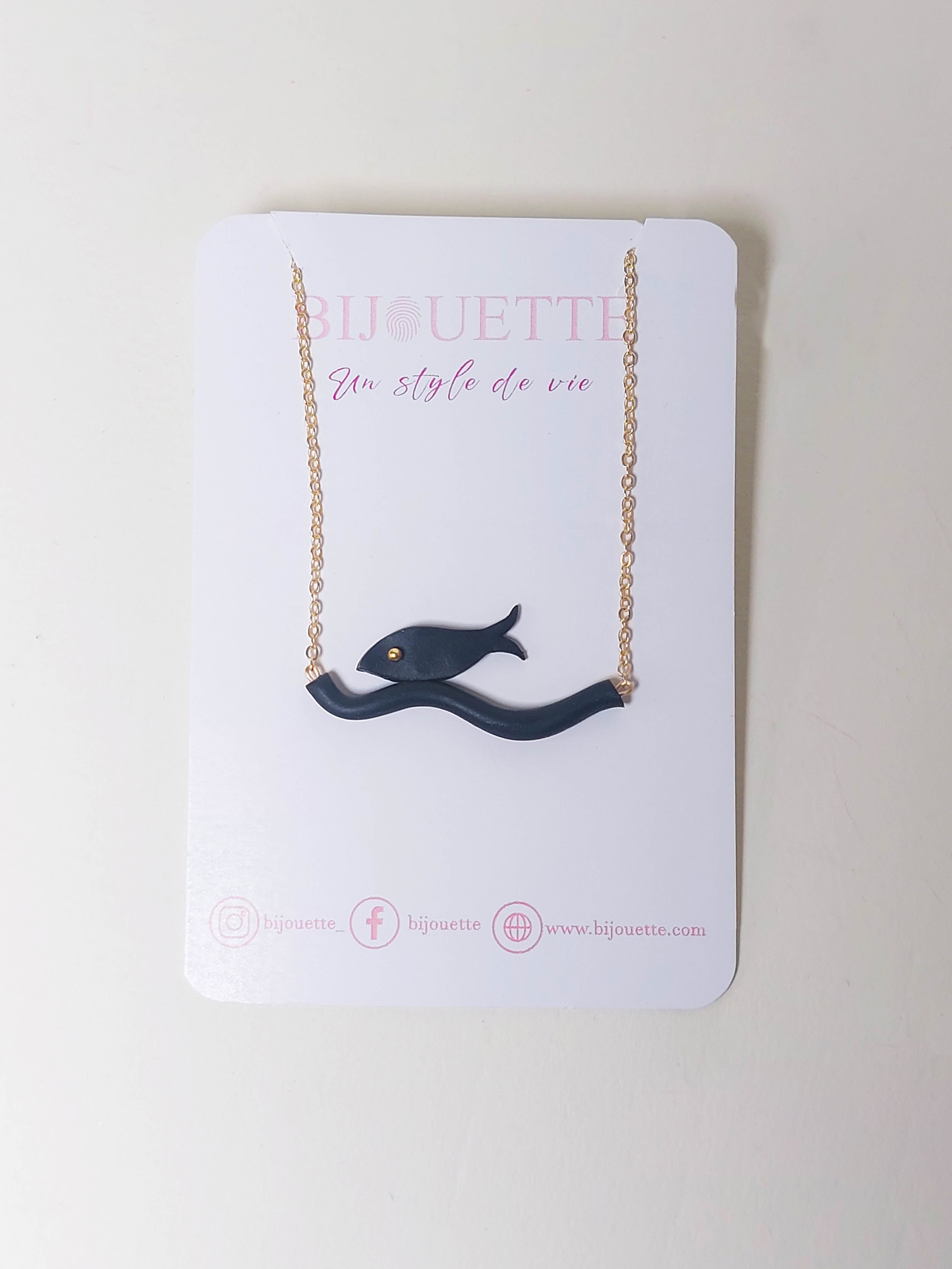 collier en pate polymere motif "vague"