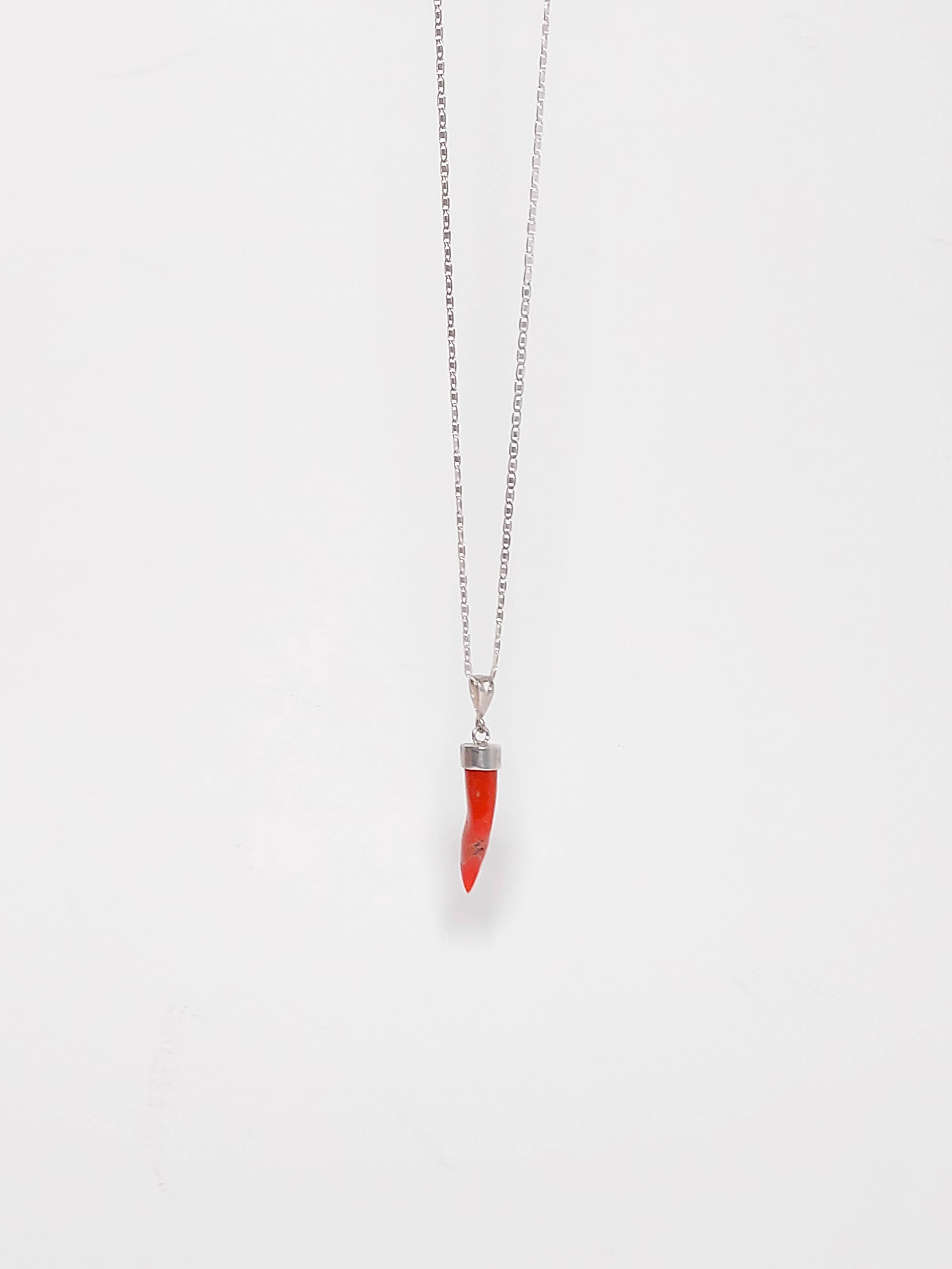 Collier en argent et corail motif piment