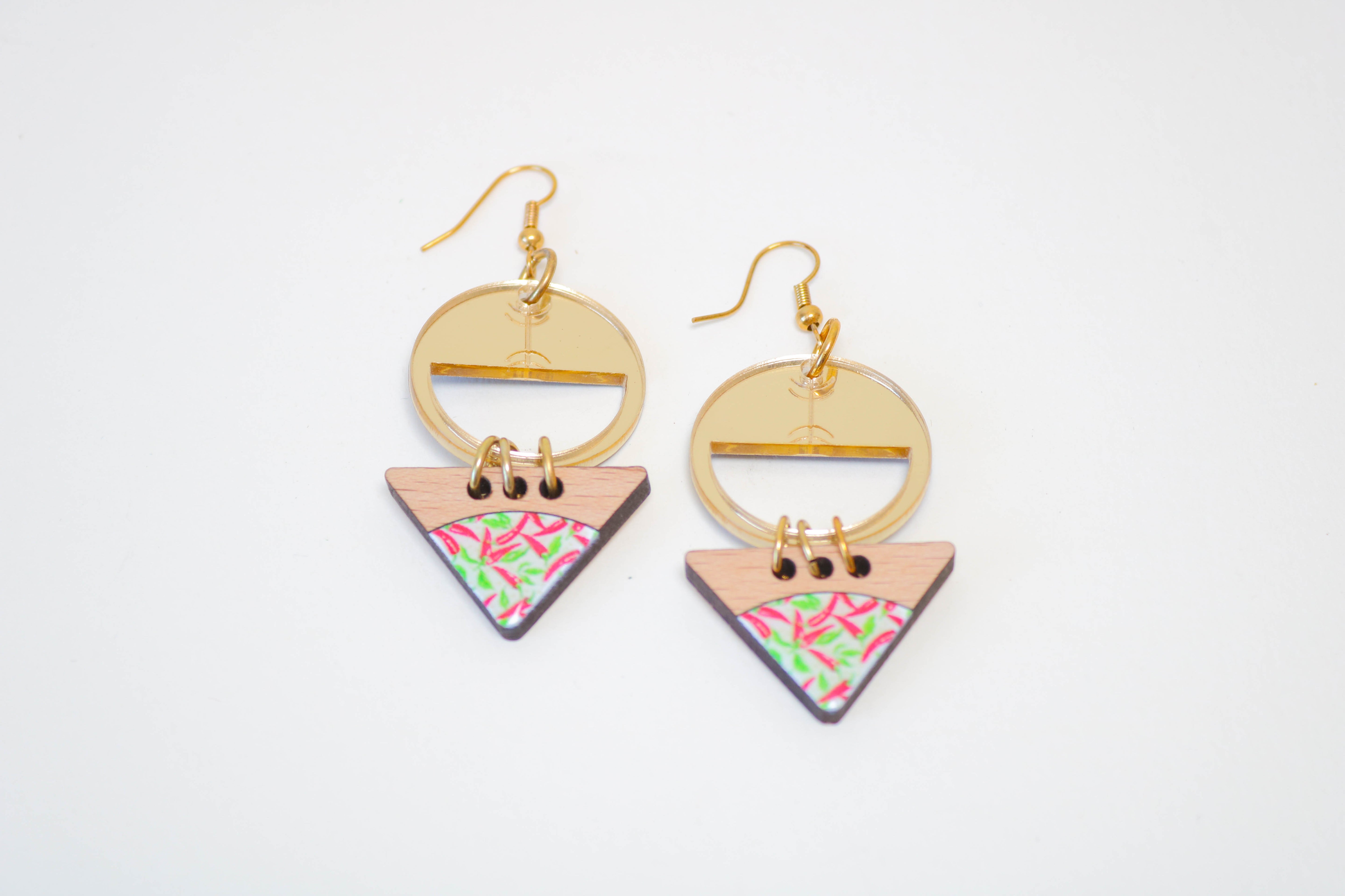 Boucle d'oreille en bois et résine motif berbère