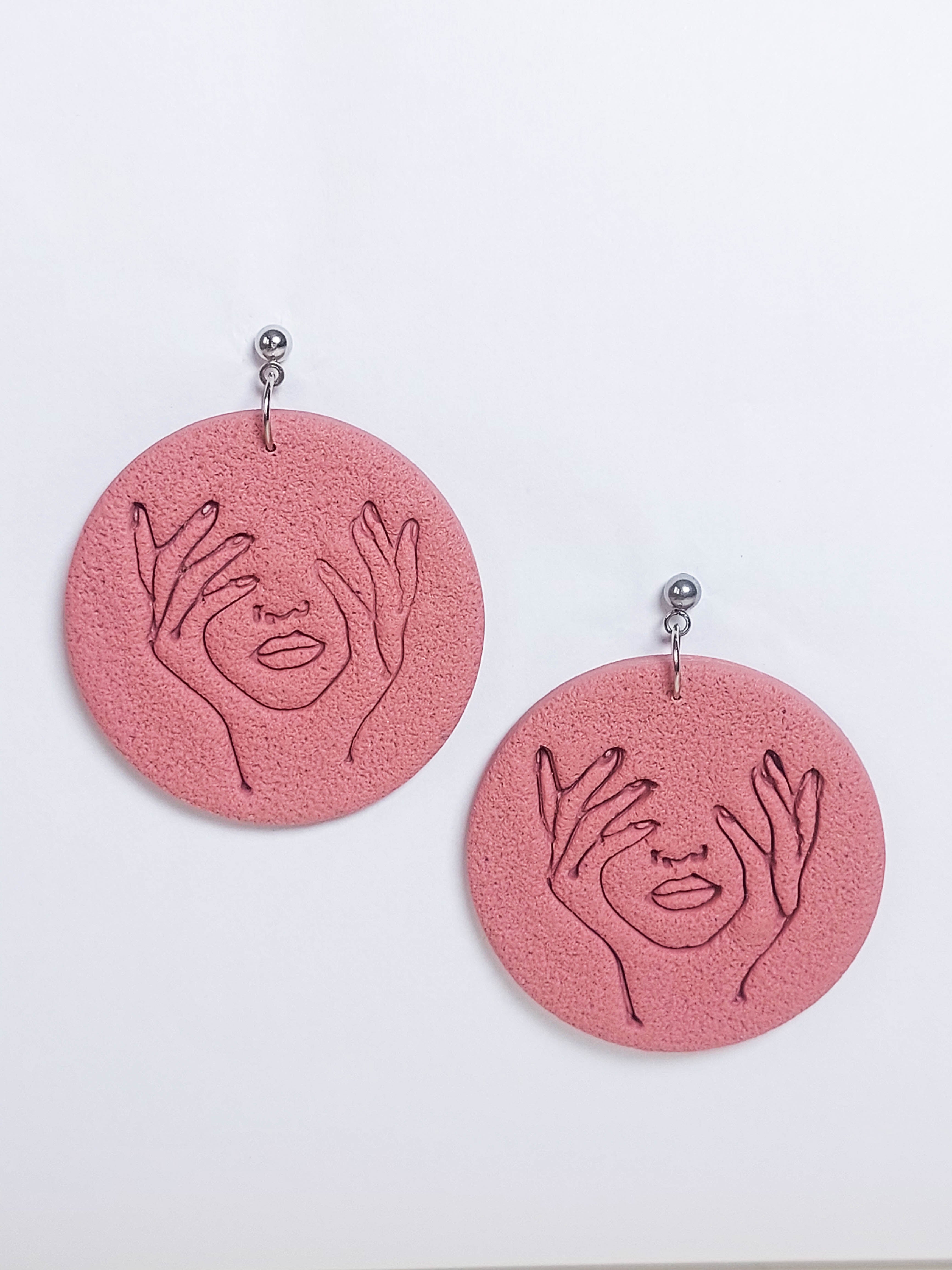 boucle d'oreille en pate polymere motif visage