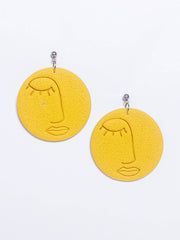 Boucle d'oreille en pate polymere "visage jaune"