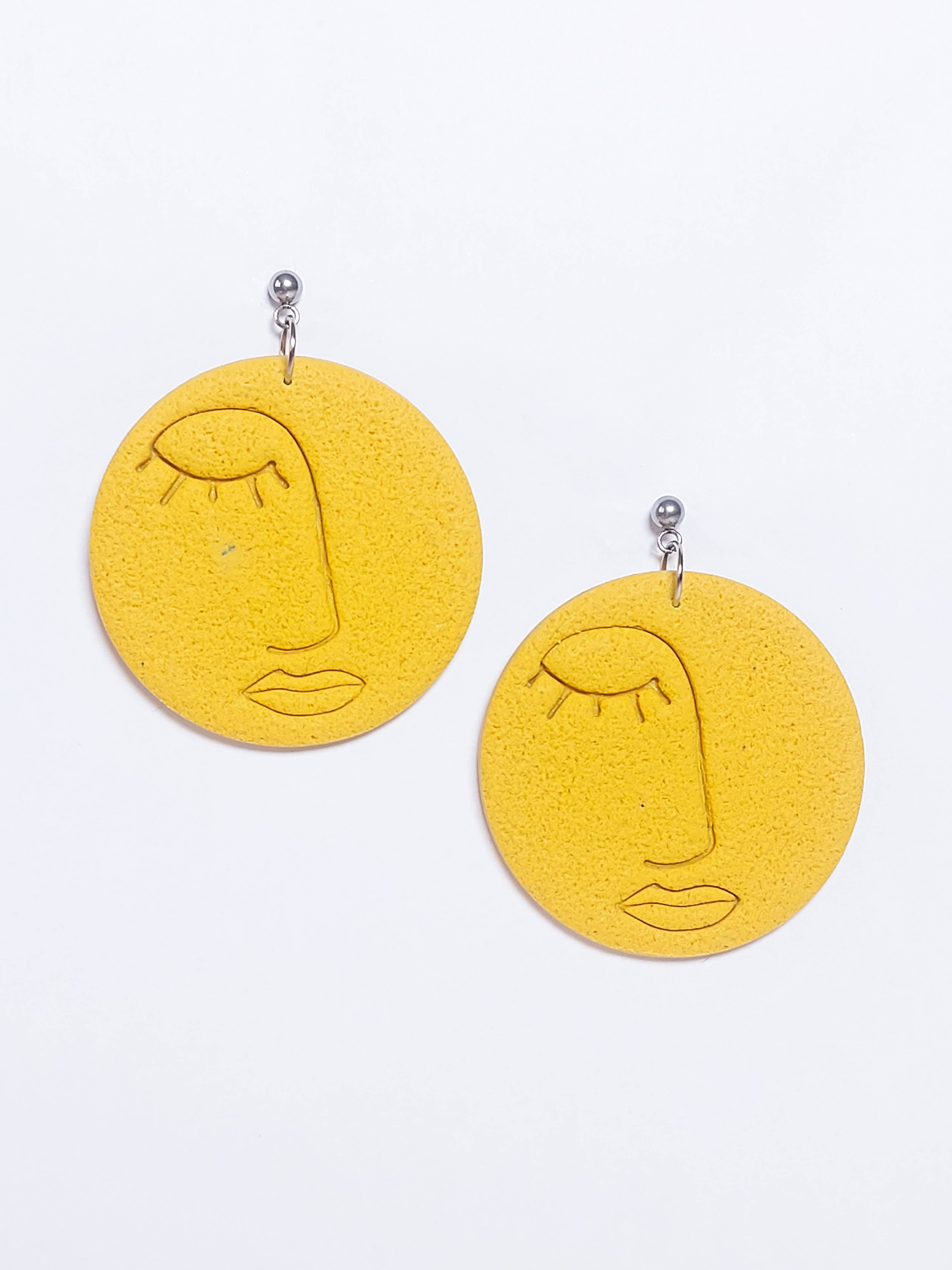 Boucle d'oreille en pate polymere "visage jaune"