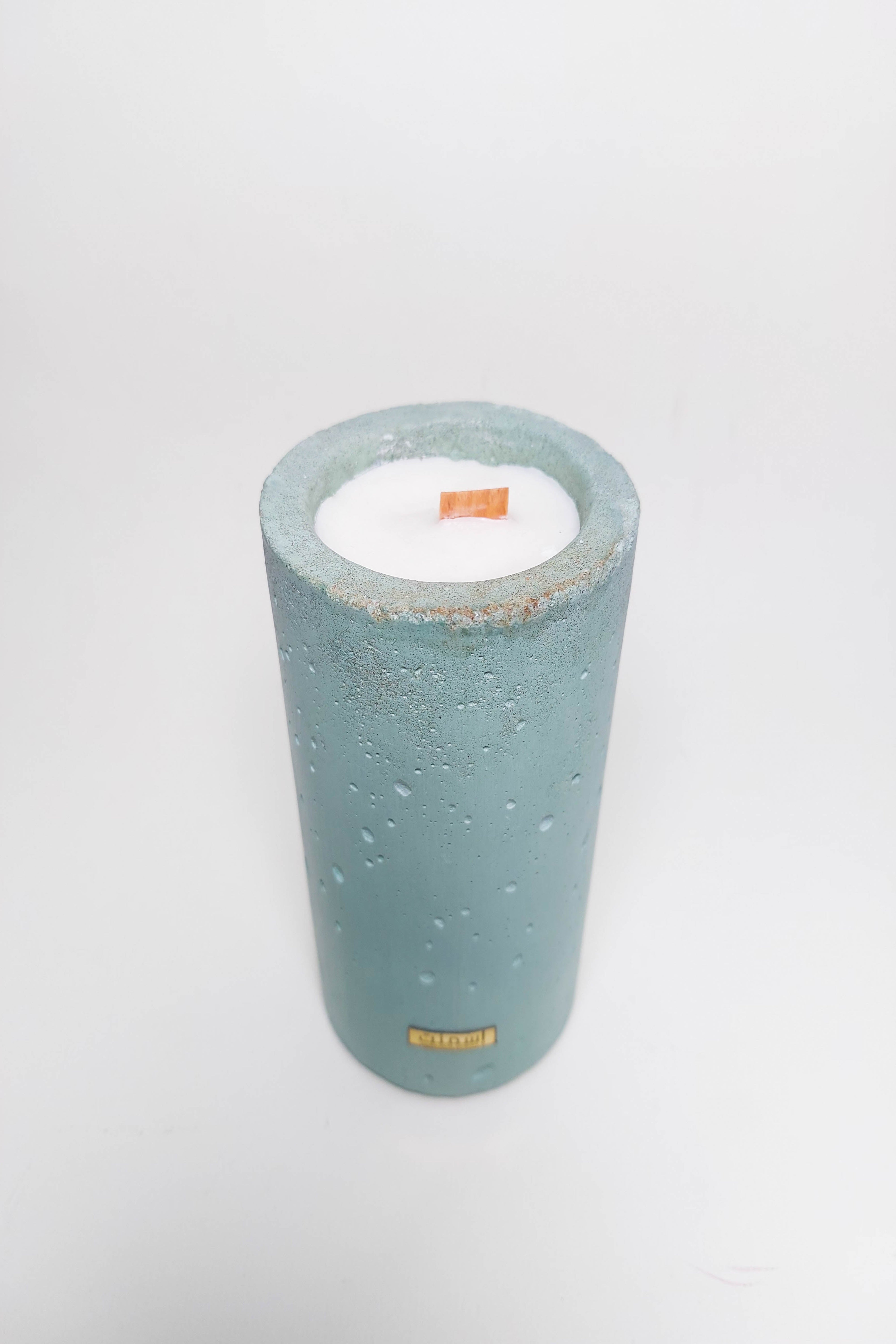 Bougie parfume avec un bol en beton bleu