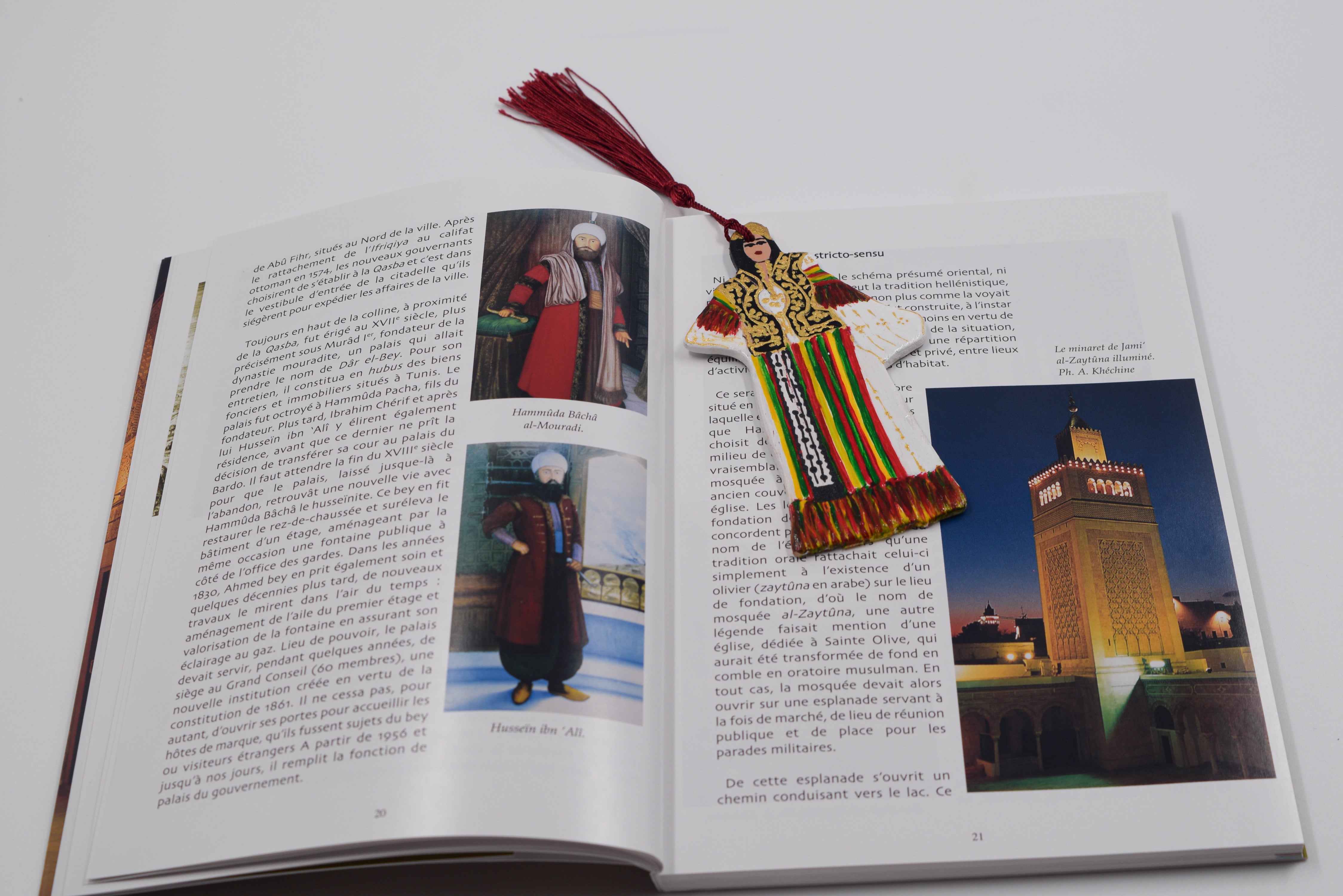 marque page en bois motif "mariéé mahdia"