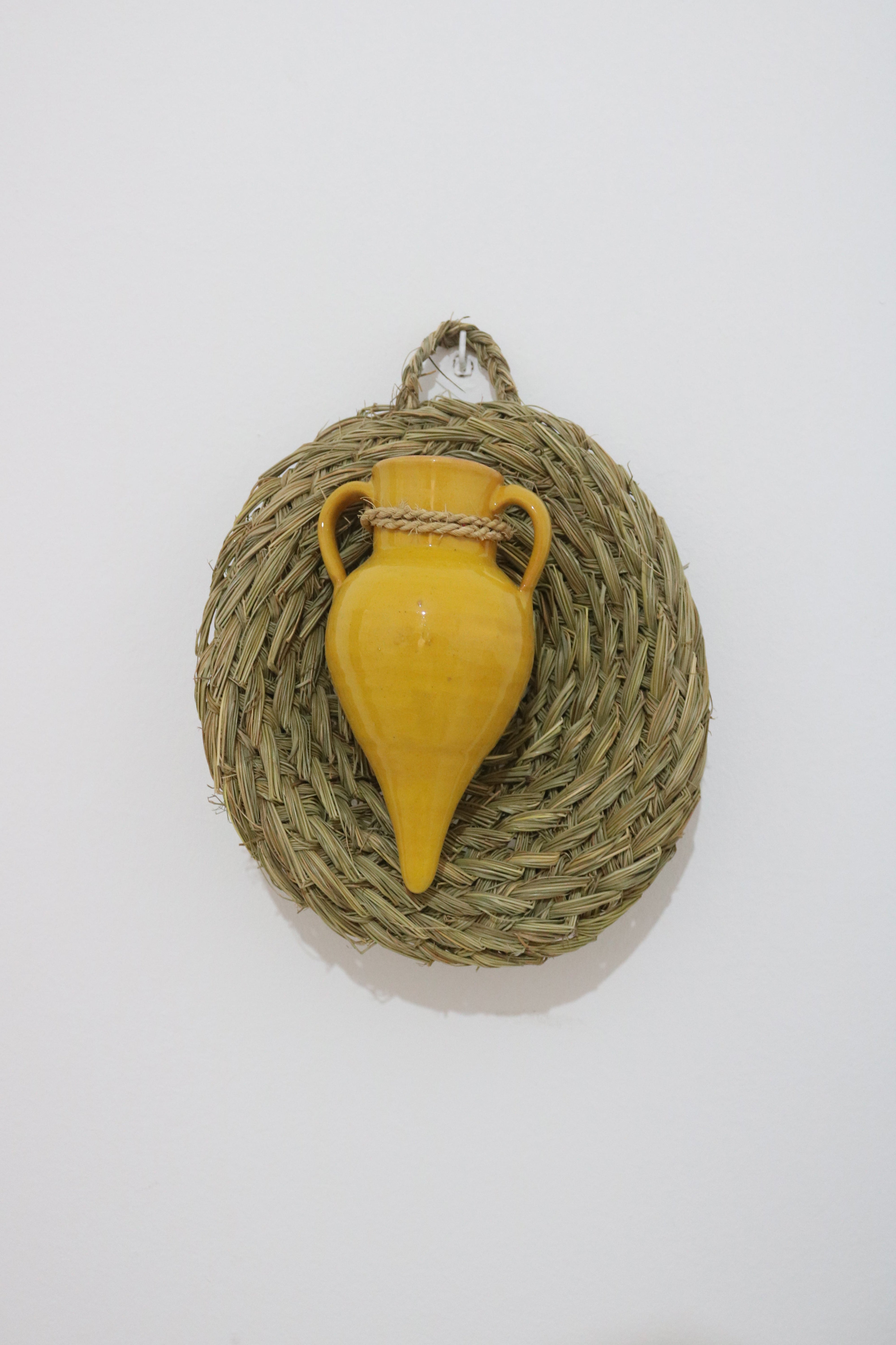 decoration murale en alfa avec un petit pot