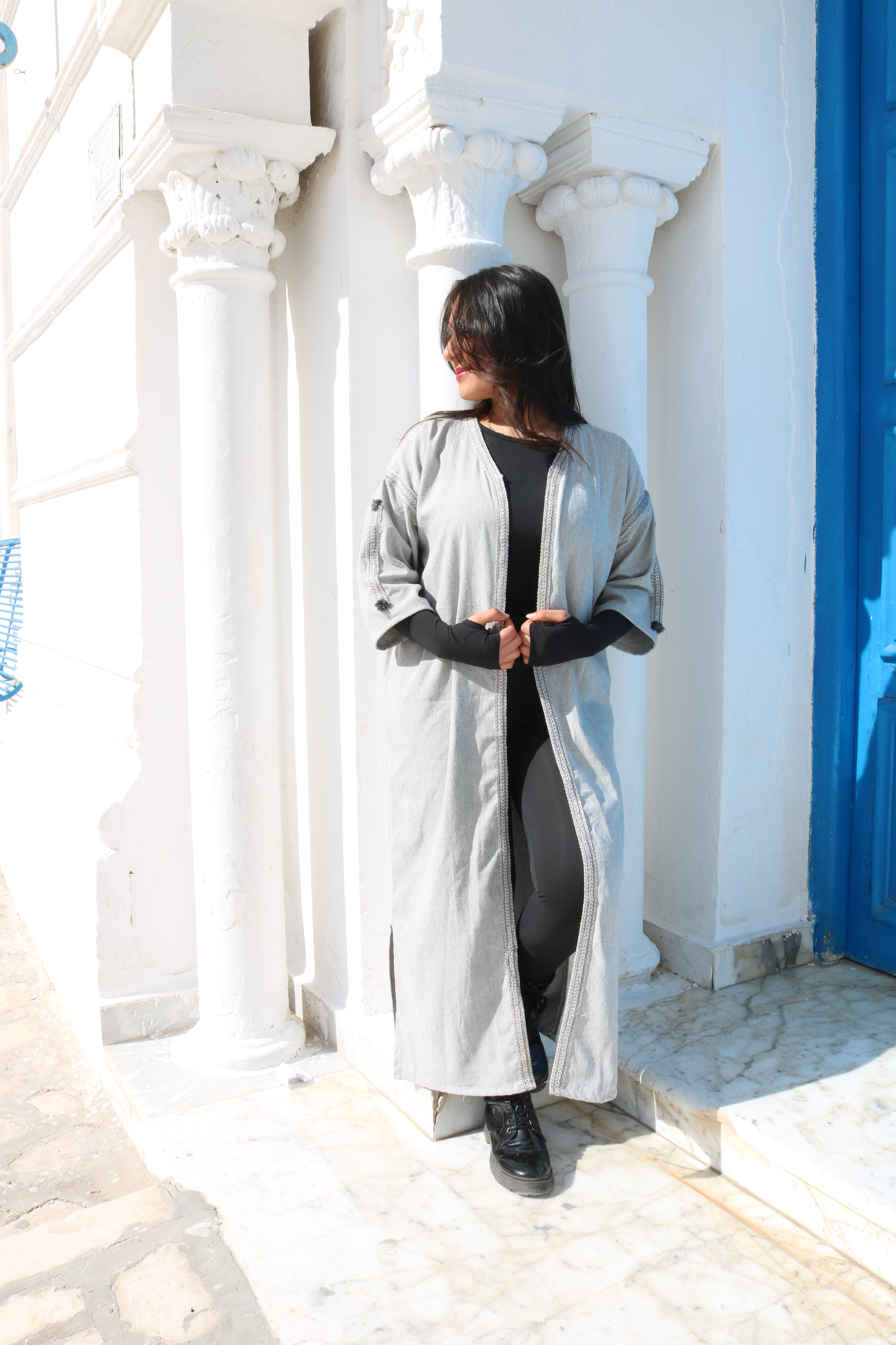 Abaya GRIS en tissu hayek brodé