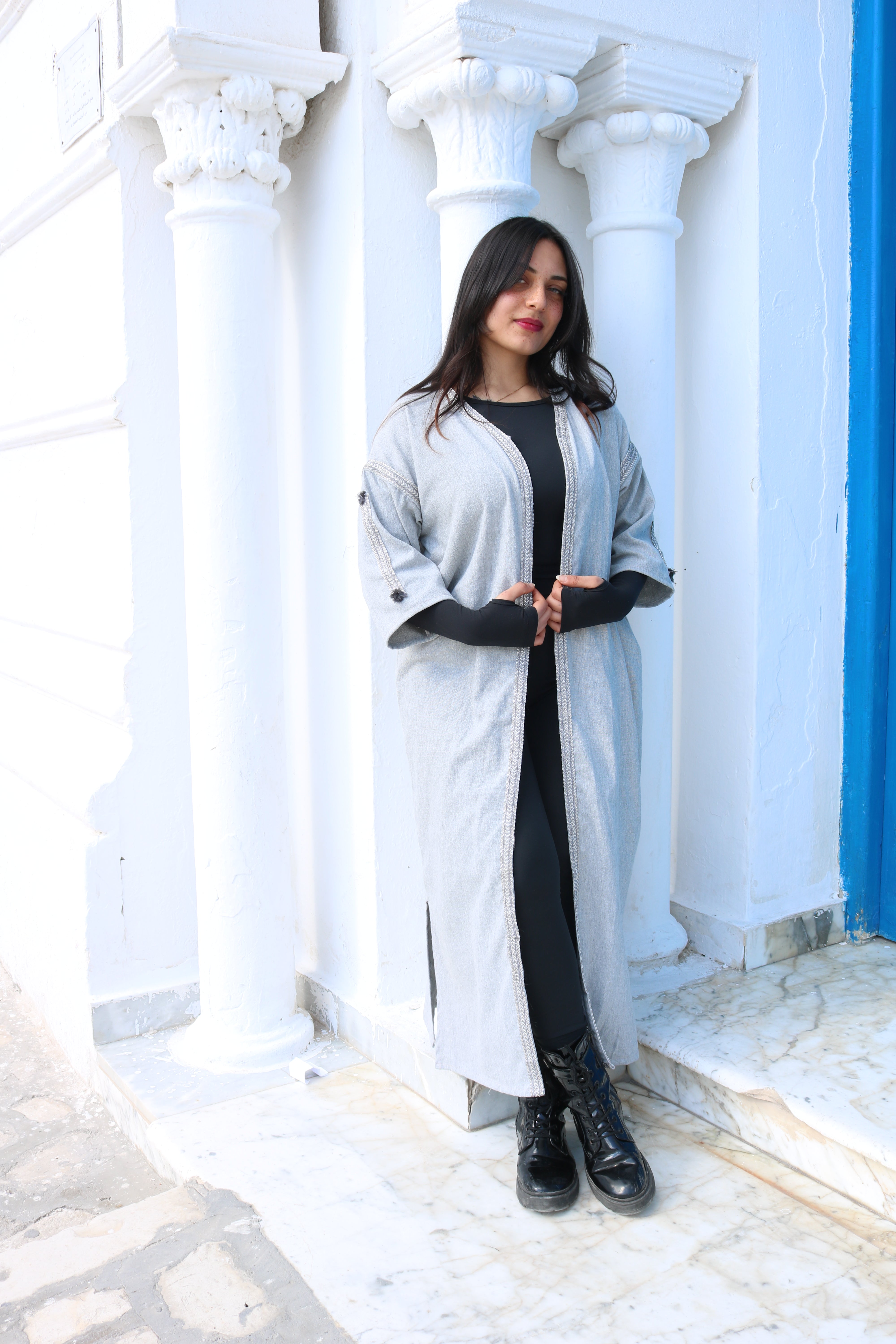 Abaya GRIS en tissu hayek brodé