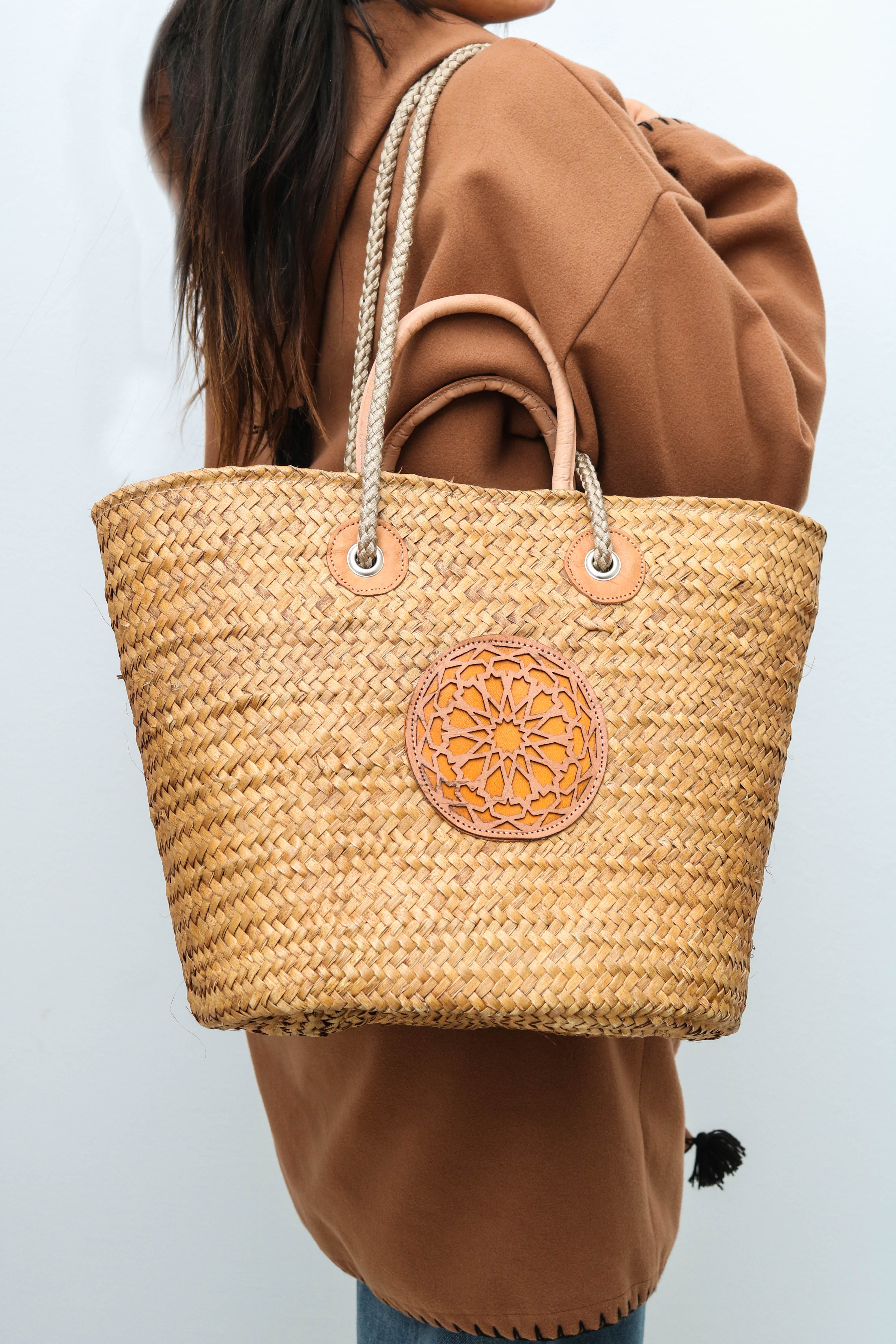 Sac en fibre de palmier avec anses en cuir marron