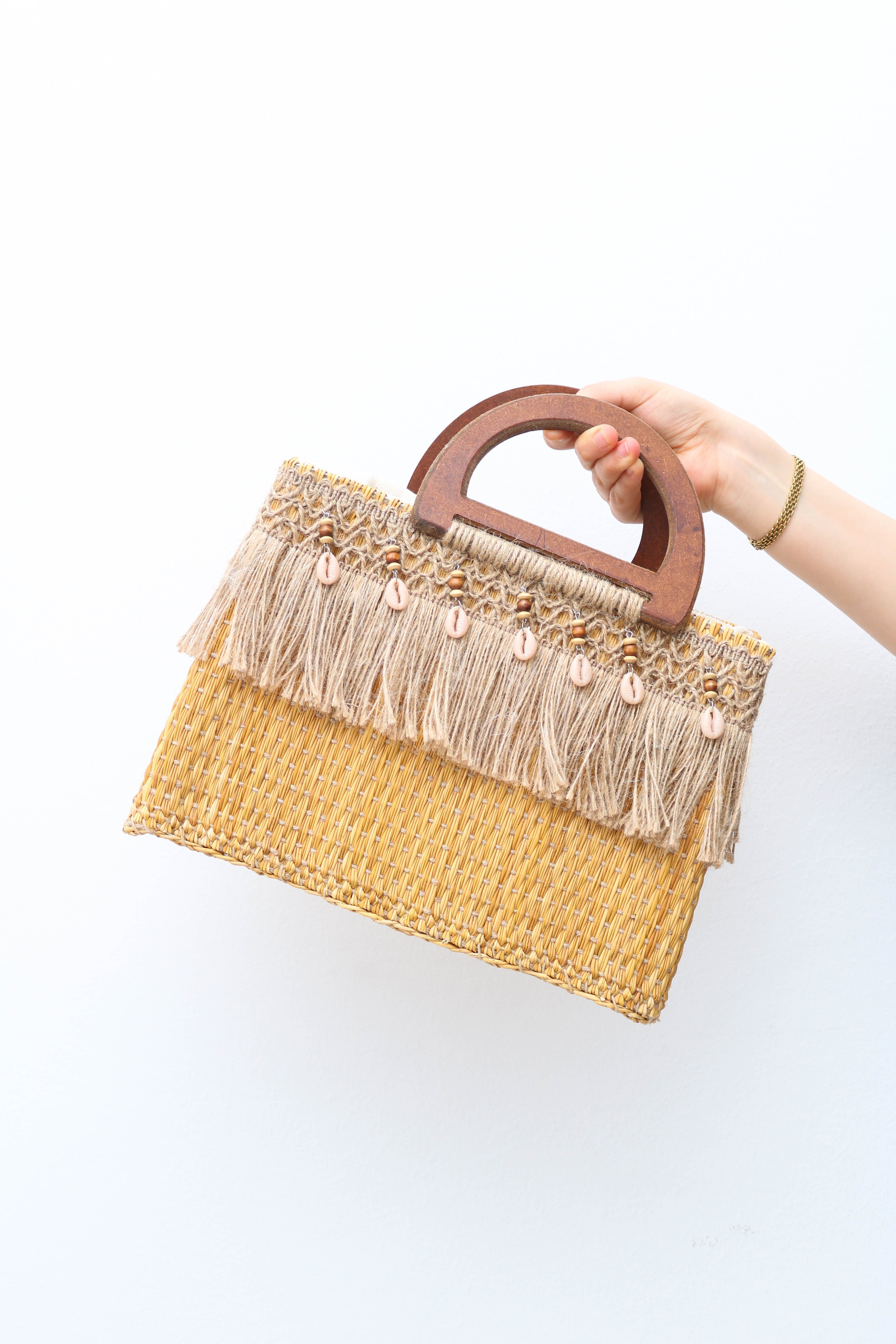 Sac à main en jonc tressé et anse en bois