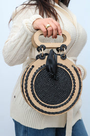 sac à main rond en bois et crochet noir