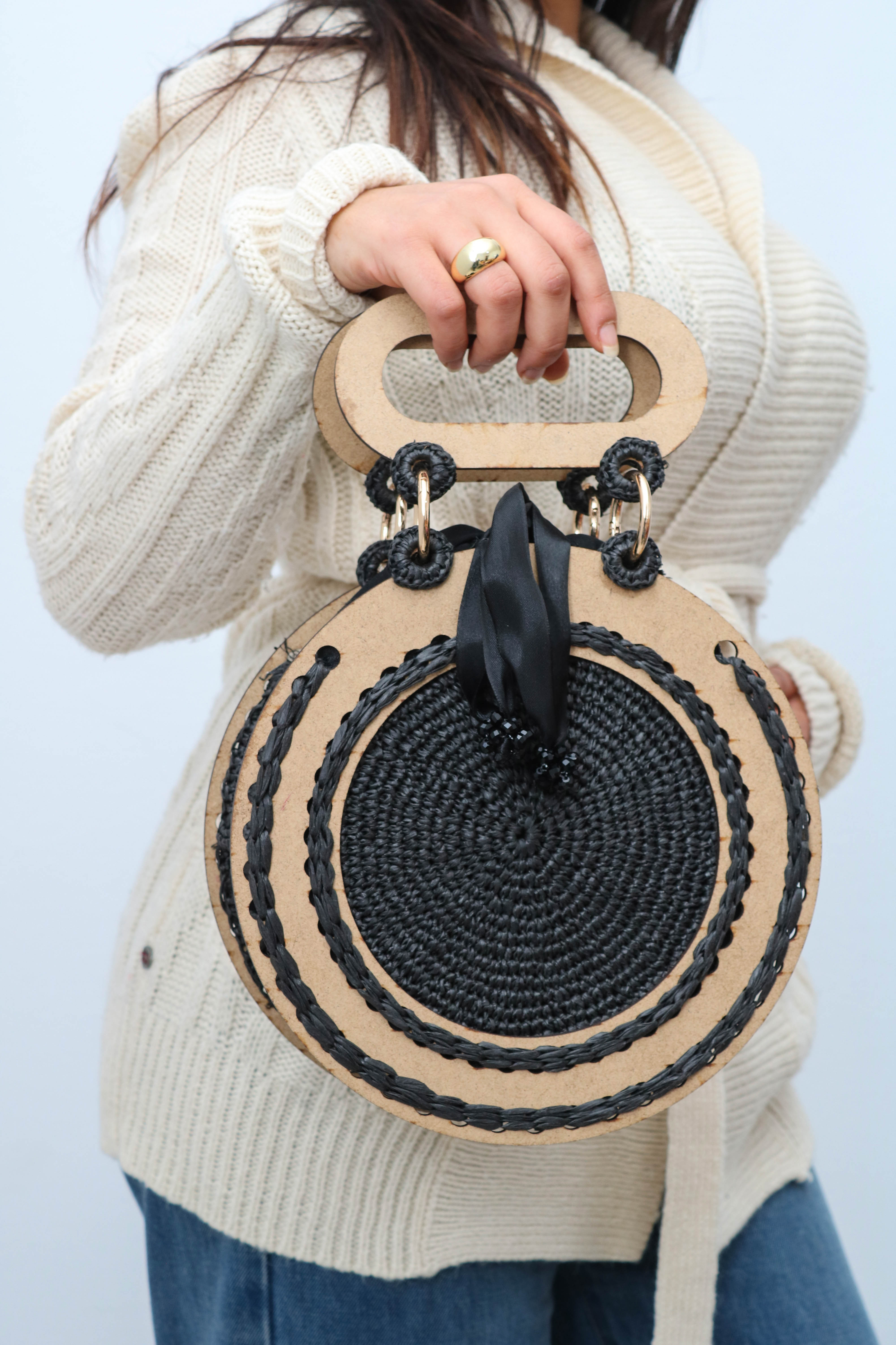 sac à main rond en bois et crochet noir