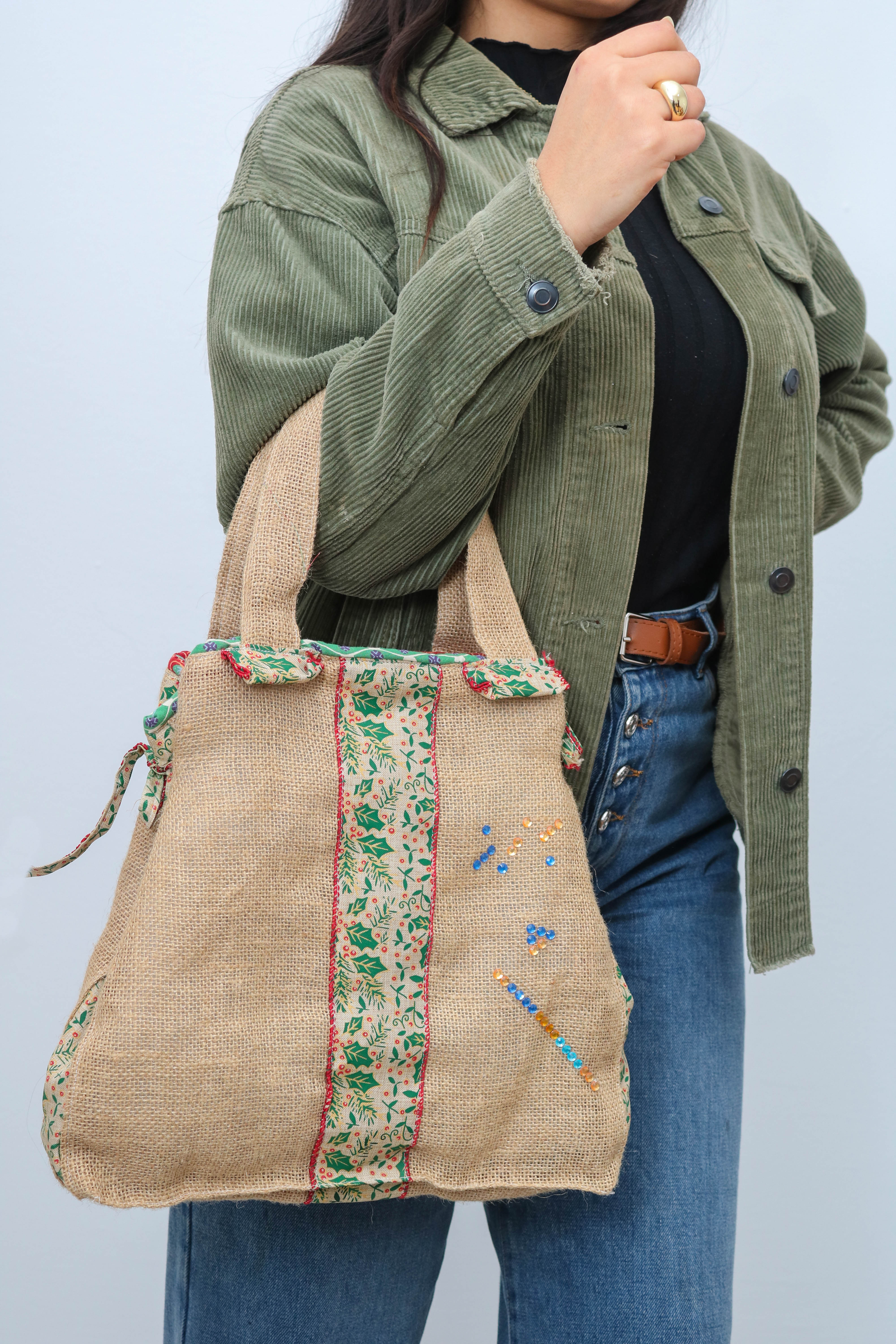Sac à main en toile de jute brodé à la main