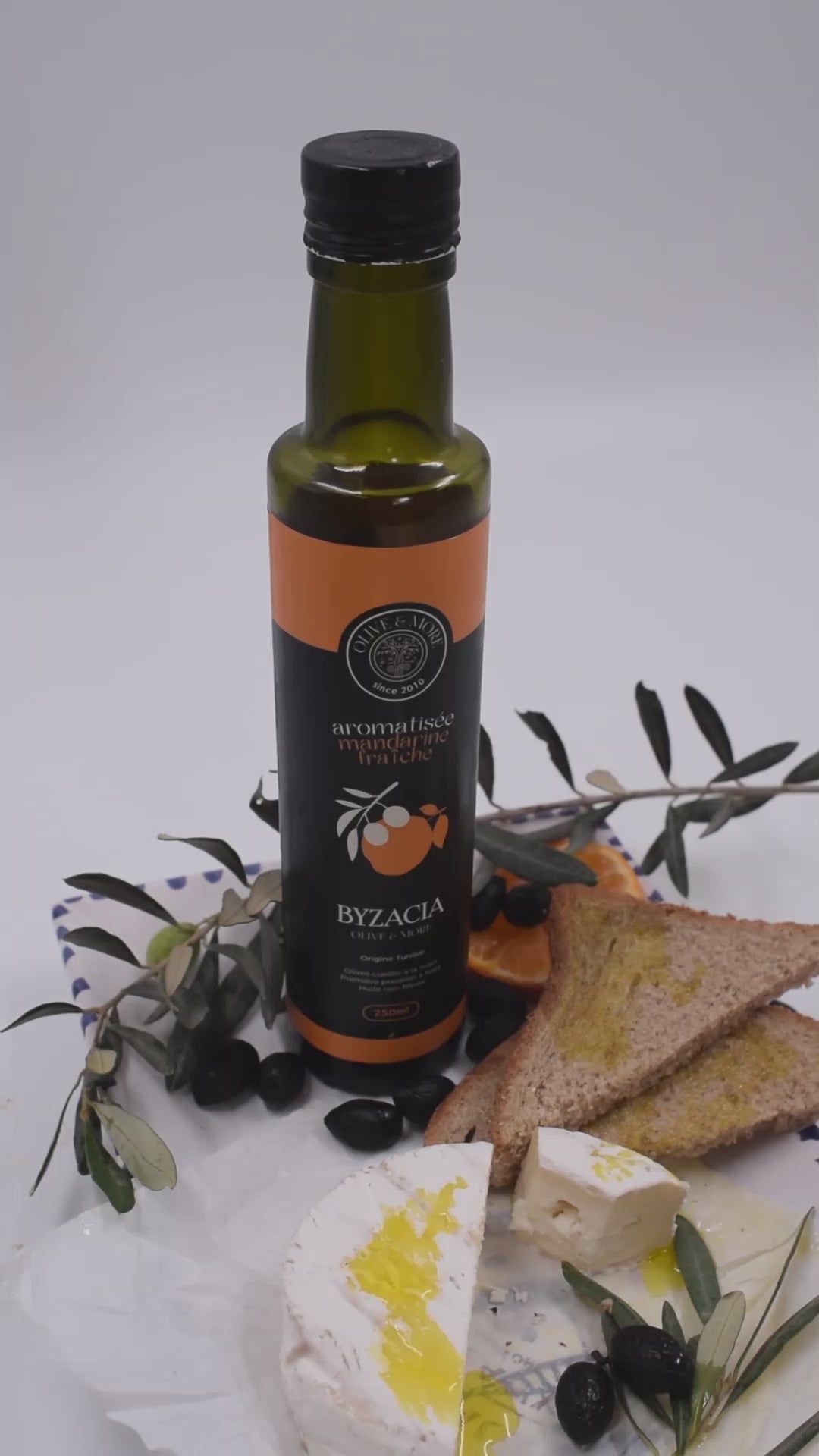 Charger la vidéo : Huile d’Olive Aromatisée à la Mandarine – BYZACIA (250 ml)